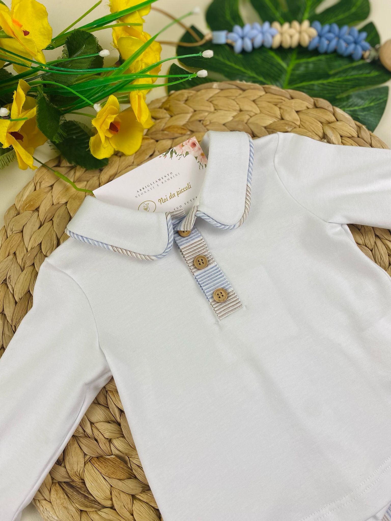 completo 2 pz pantalone a strisce beige e cielo e magliettina bianca - Noi da piccoli