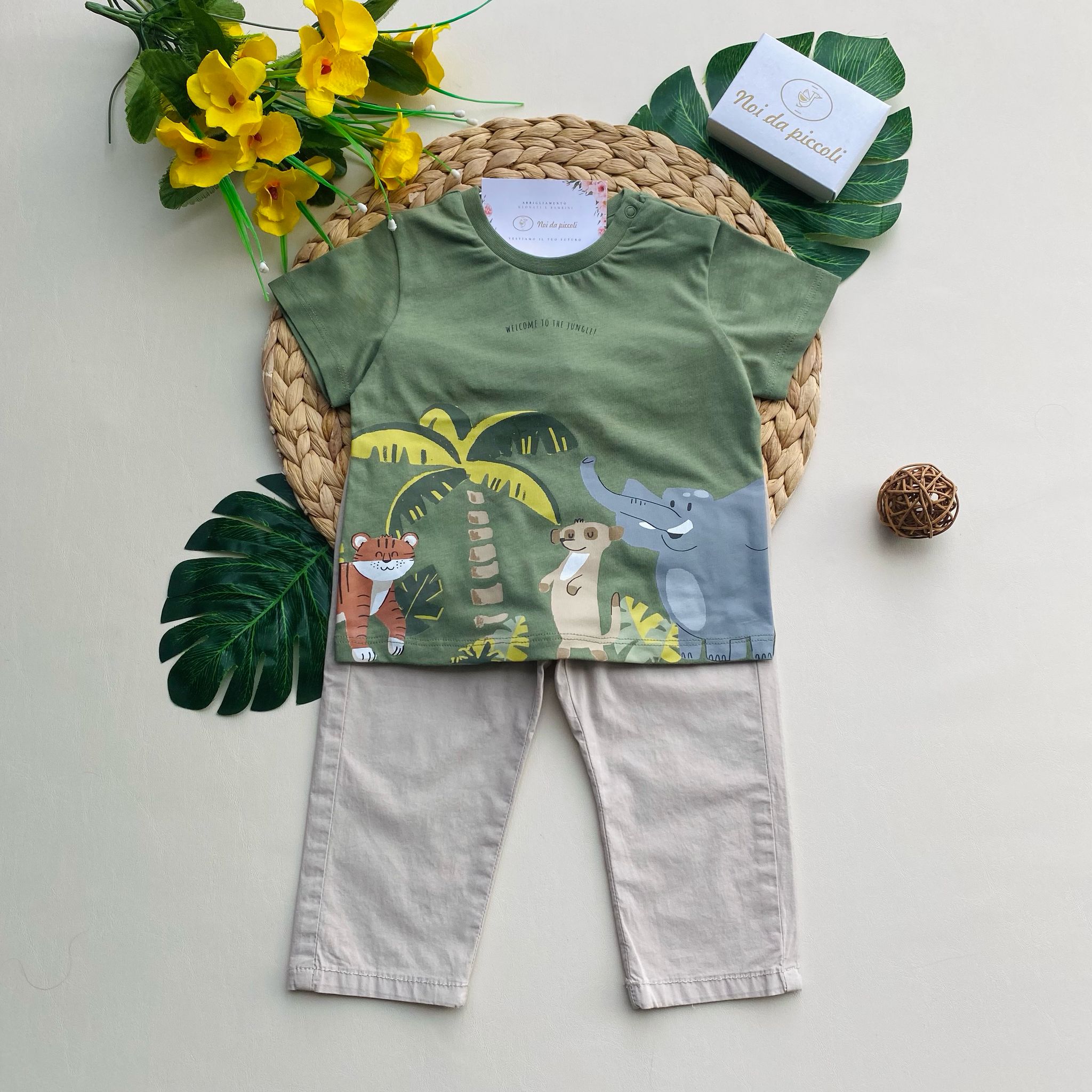 completo 2 pz pantalone beige e magliettina verde con animali - Noi da piccoli