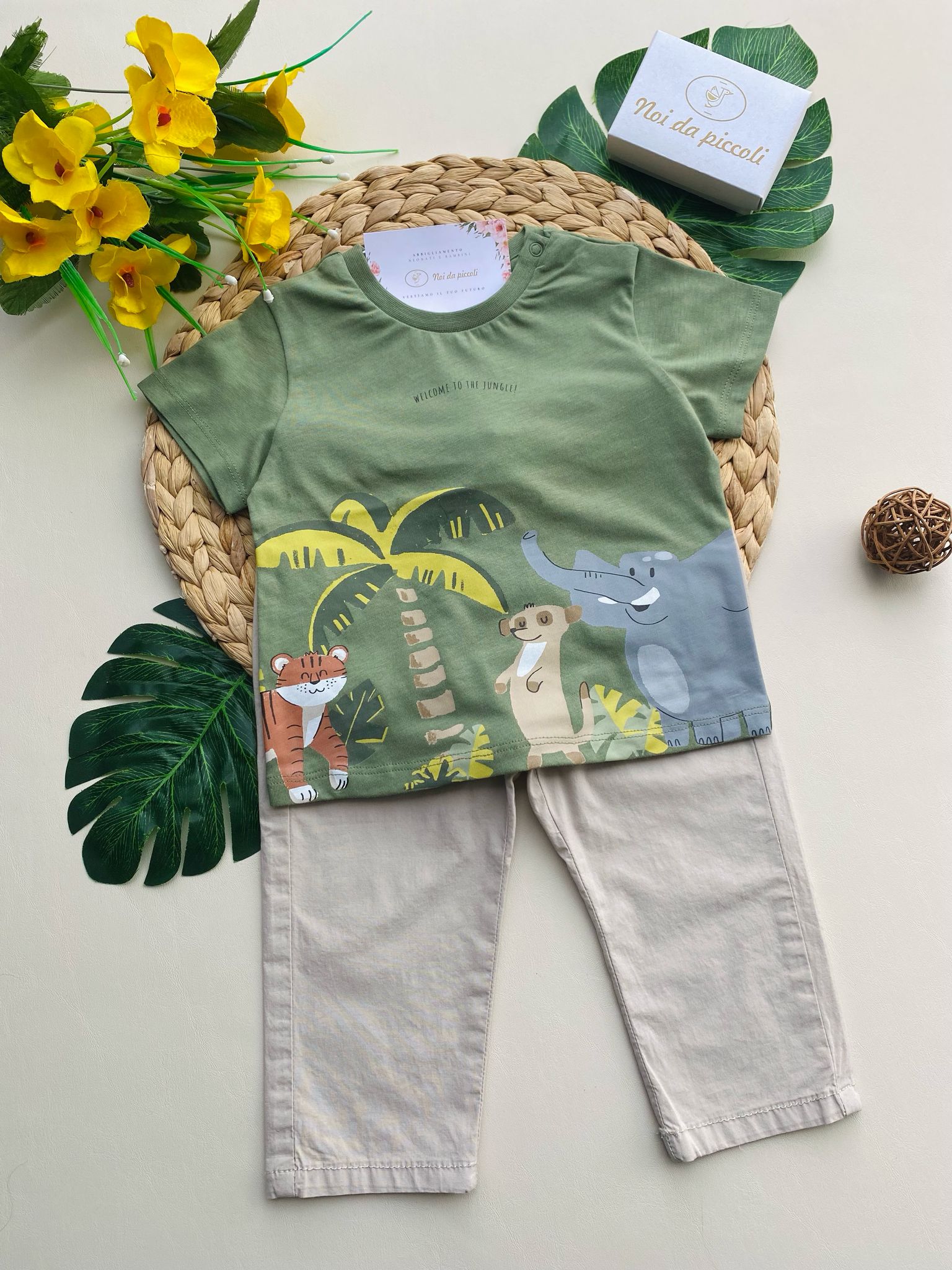 completo 2 pz pantalone beige e magliettina verde con animali - Noi da piccoli