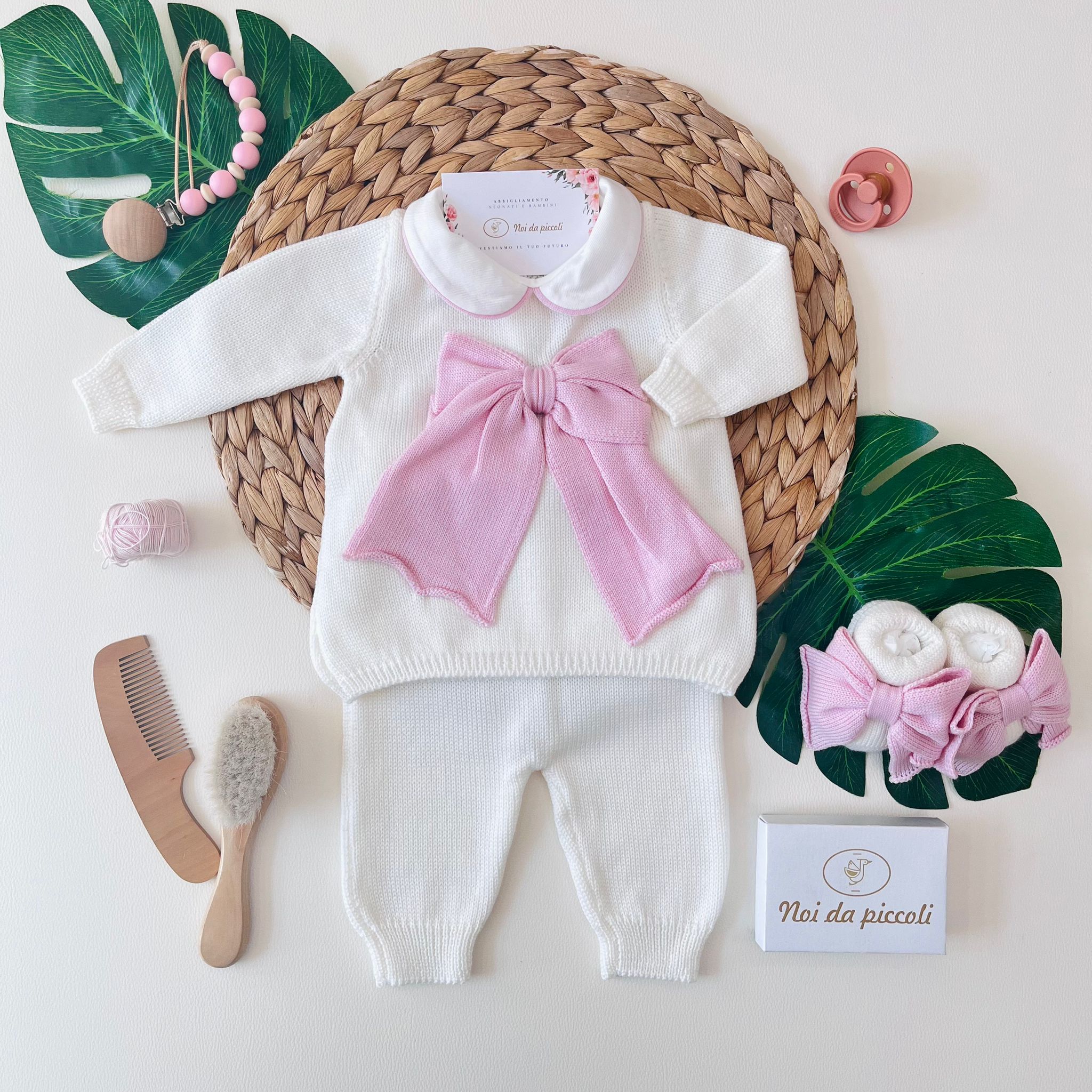 COMPLETO 2PZ CON BABBUCCE FIOCCONE 100% lana merino extrafine ROSA E PANNA - Noi da piccoli