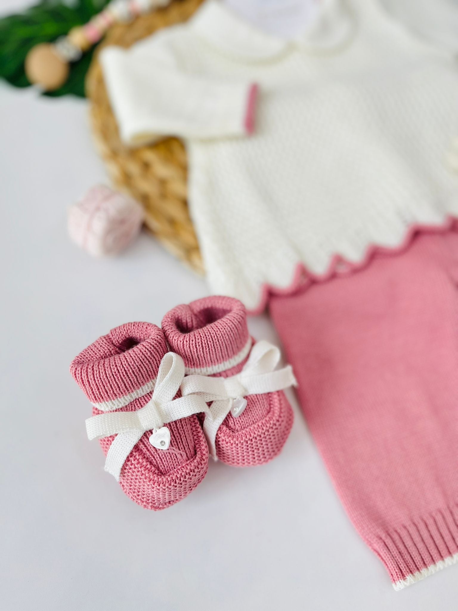 COMPLETO 2PZ CON BABBUCCE KNIT FILATO CALDO MALVA E CREMA - Noi da piccoli