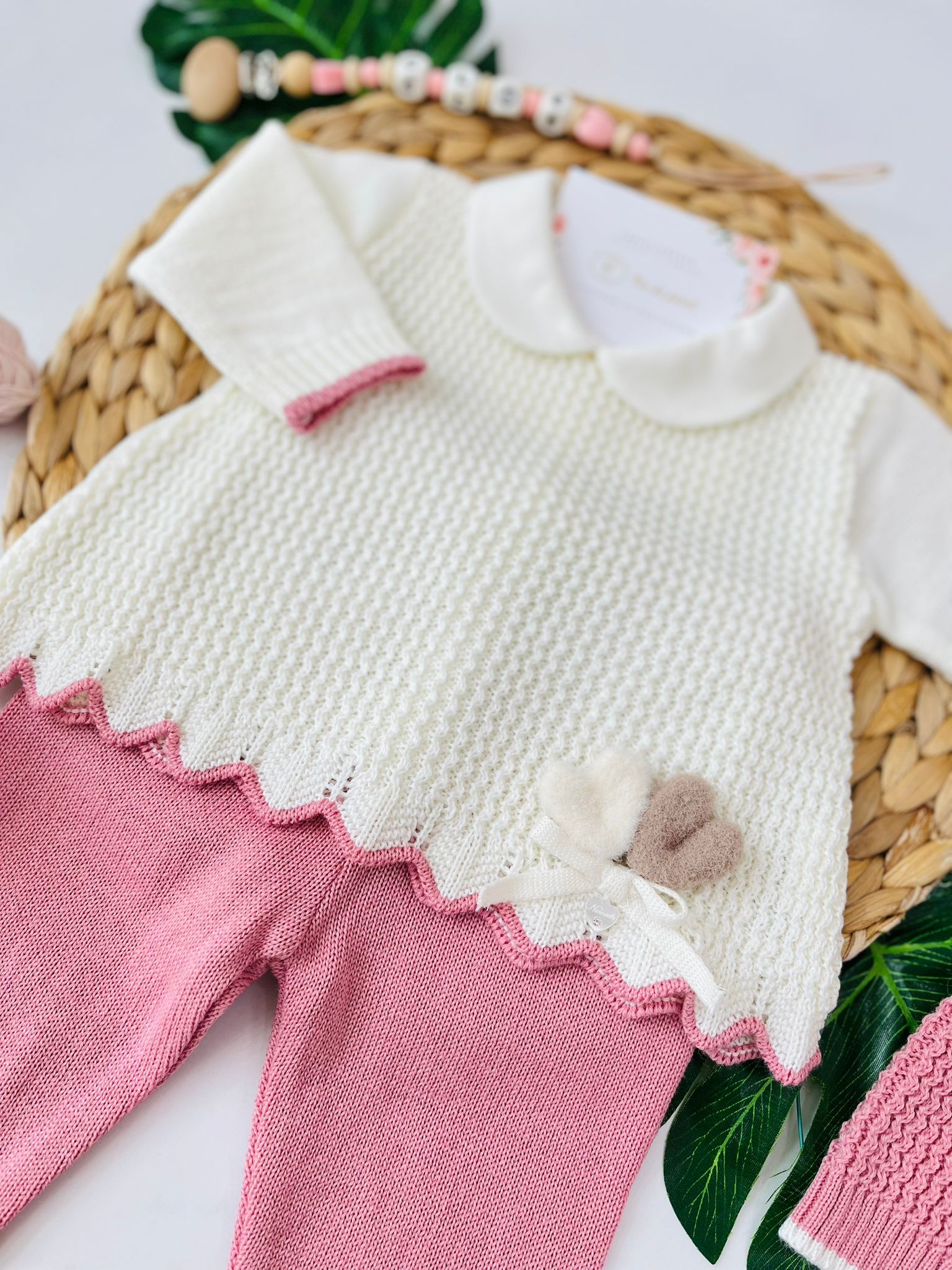 COMPLETO 2PZ CON BABBUCCE KNIT FILATO CALDO MALVA E CREMA - Noi da piccoli