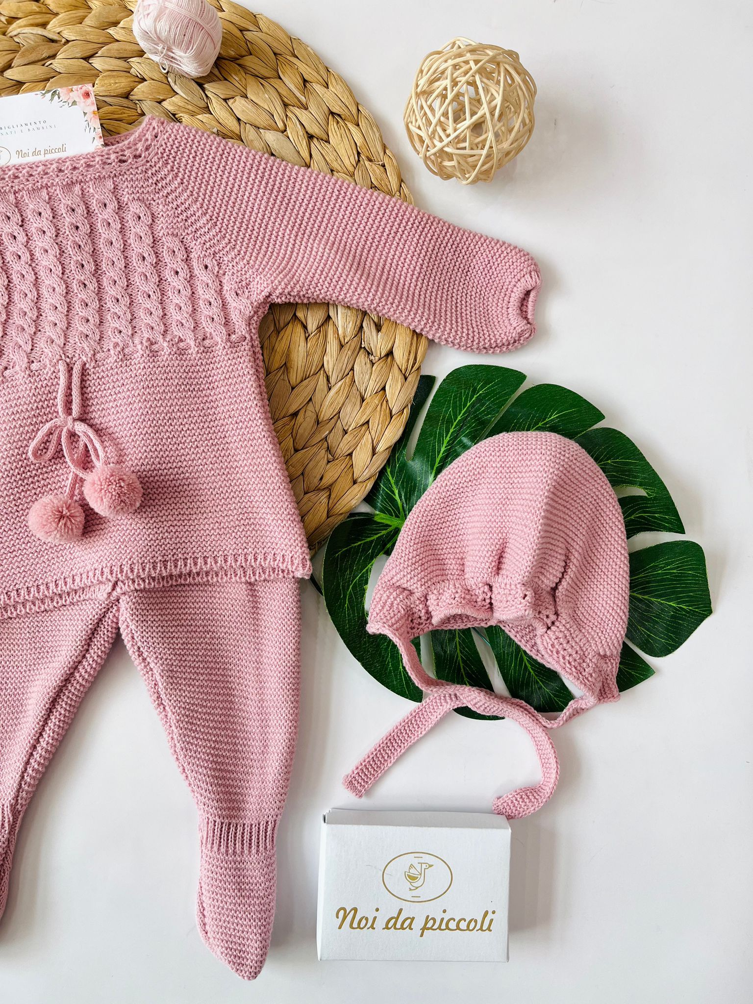 COMPLETO 2PZ CON CUFFIETTA PON POM 100% ACRILICO ROSA INTENSO TRECCE - Noi da piccoli
