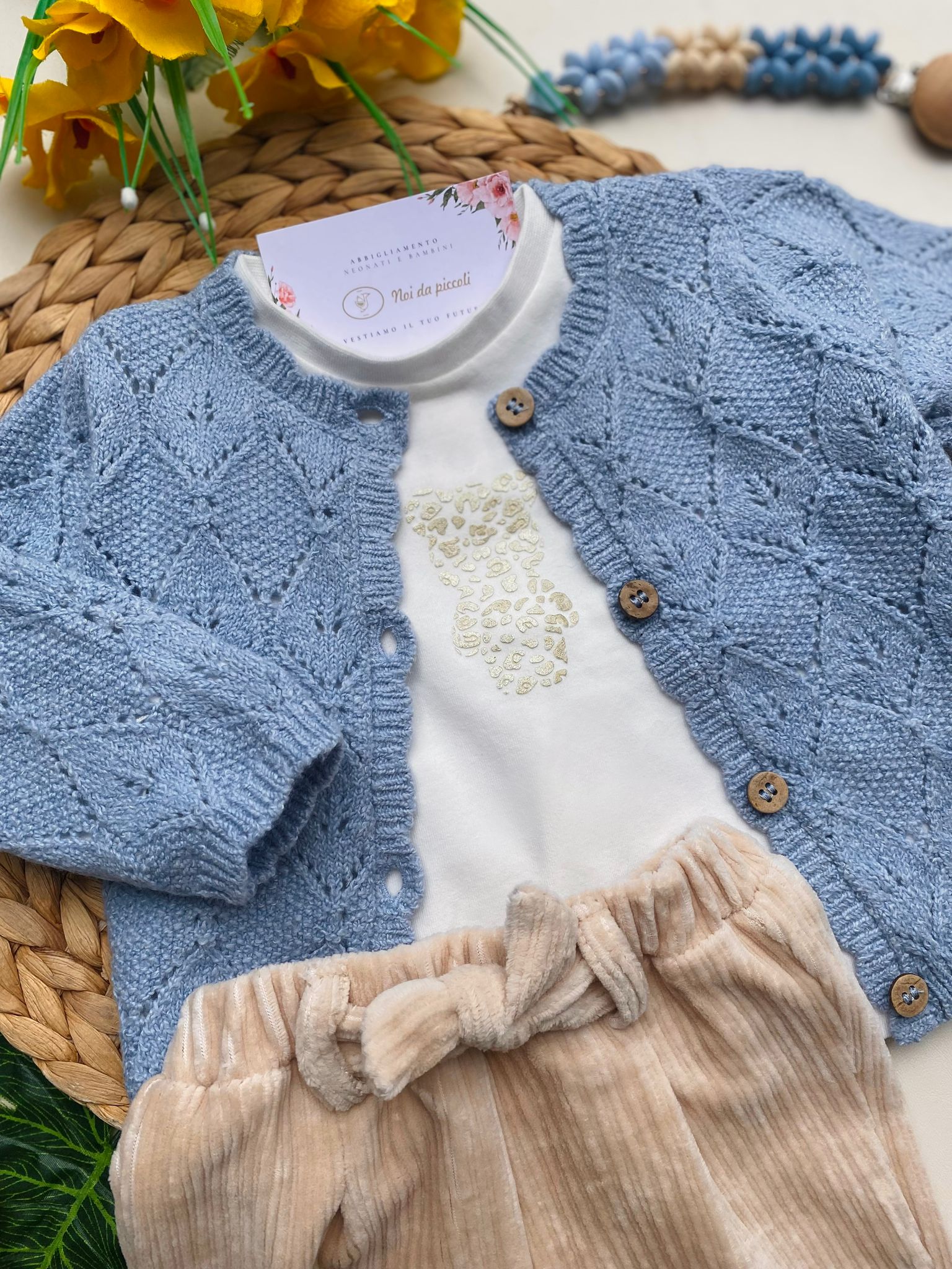 COMPLETO 3 PZ CON BOTTONCINI IN LEGNO FILATO CALDO CIELO BEIGE - Noi da piccoli