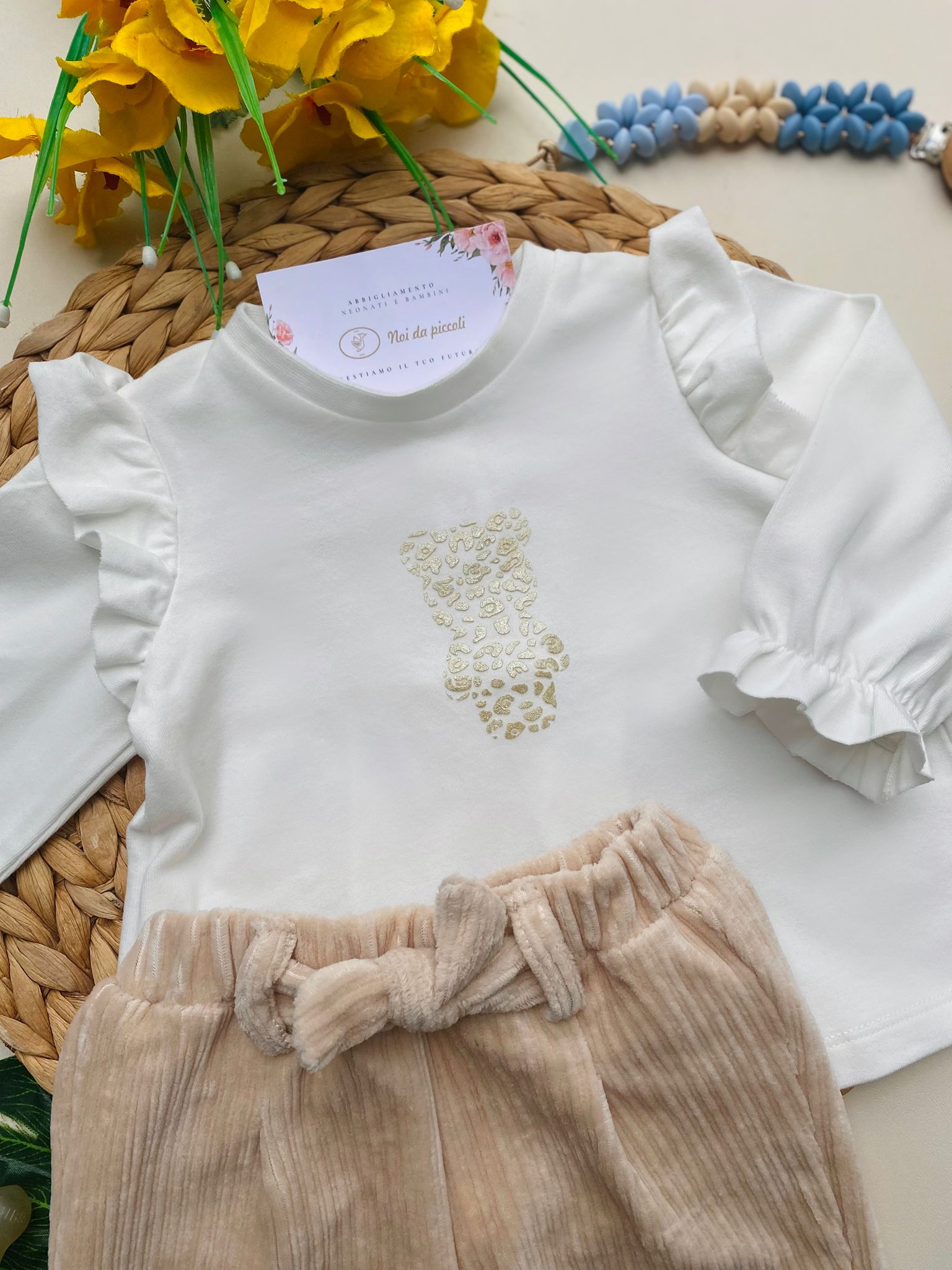COMPLETO 3 PZ CON BOTTONCINI IN LEGNO FILATO CALDO CIELO BEIGE - Noi da piccoli