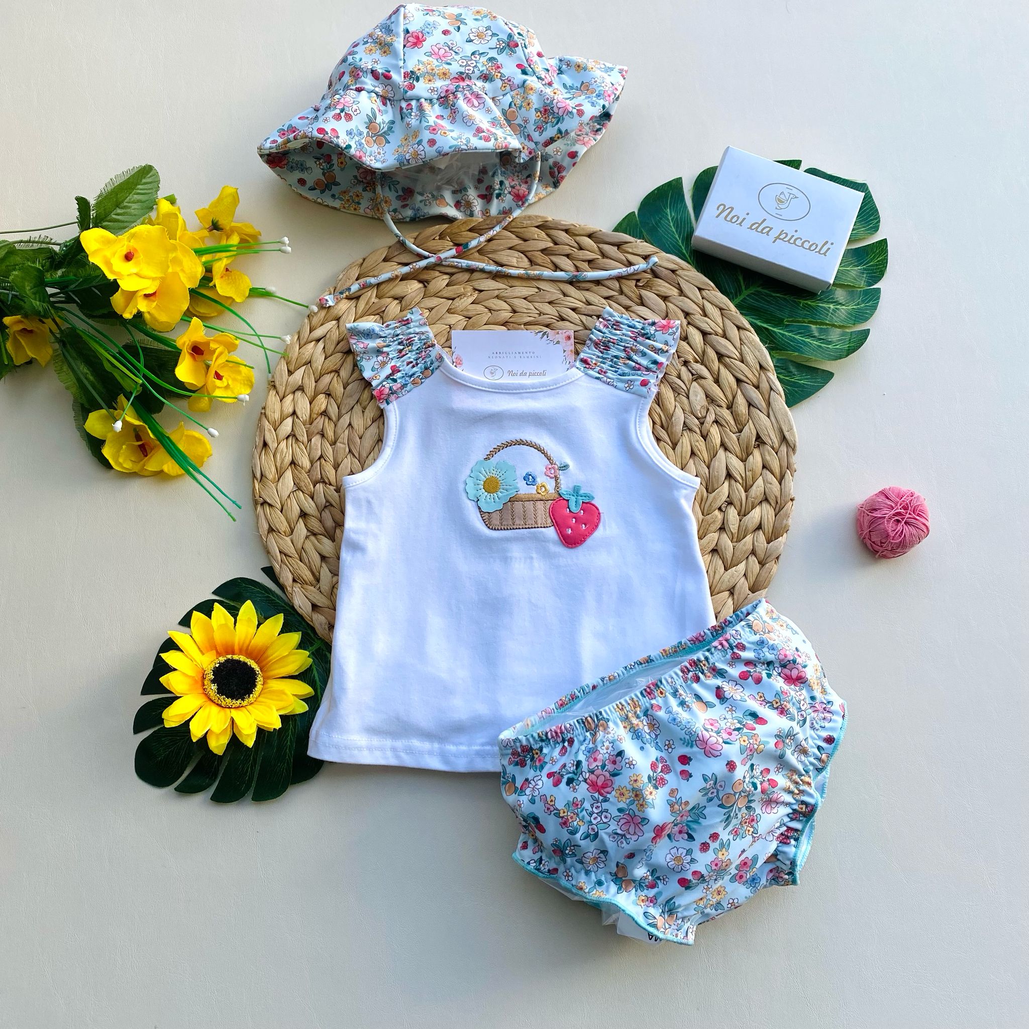 COMPLETO 3 PZ CON CULOTTINA VERDE A FIORELLINI,MAGLIETTINA BIANCA E CAPPELLINO ABBINATO - Noi da piccoli