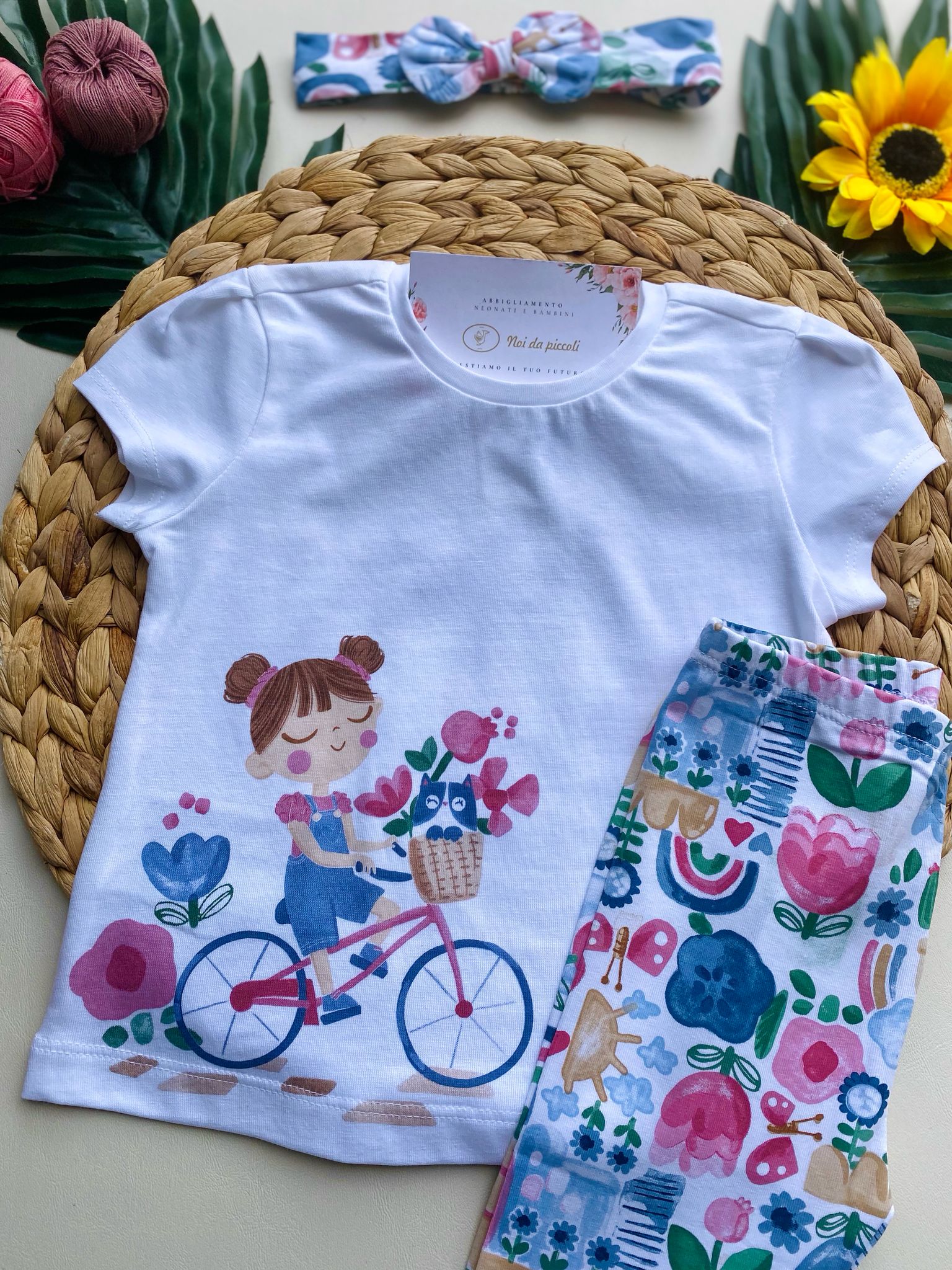 COMPLETO 3 PZ CON PANTALEGGINS COLORATO,MAGLIETTINA BIANCA E FASCIA PER CAPELLI - Noi da piccoli