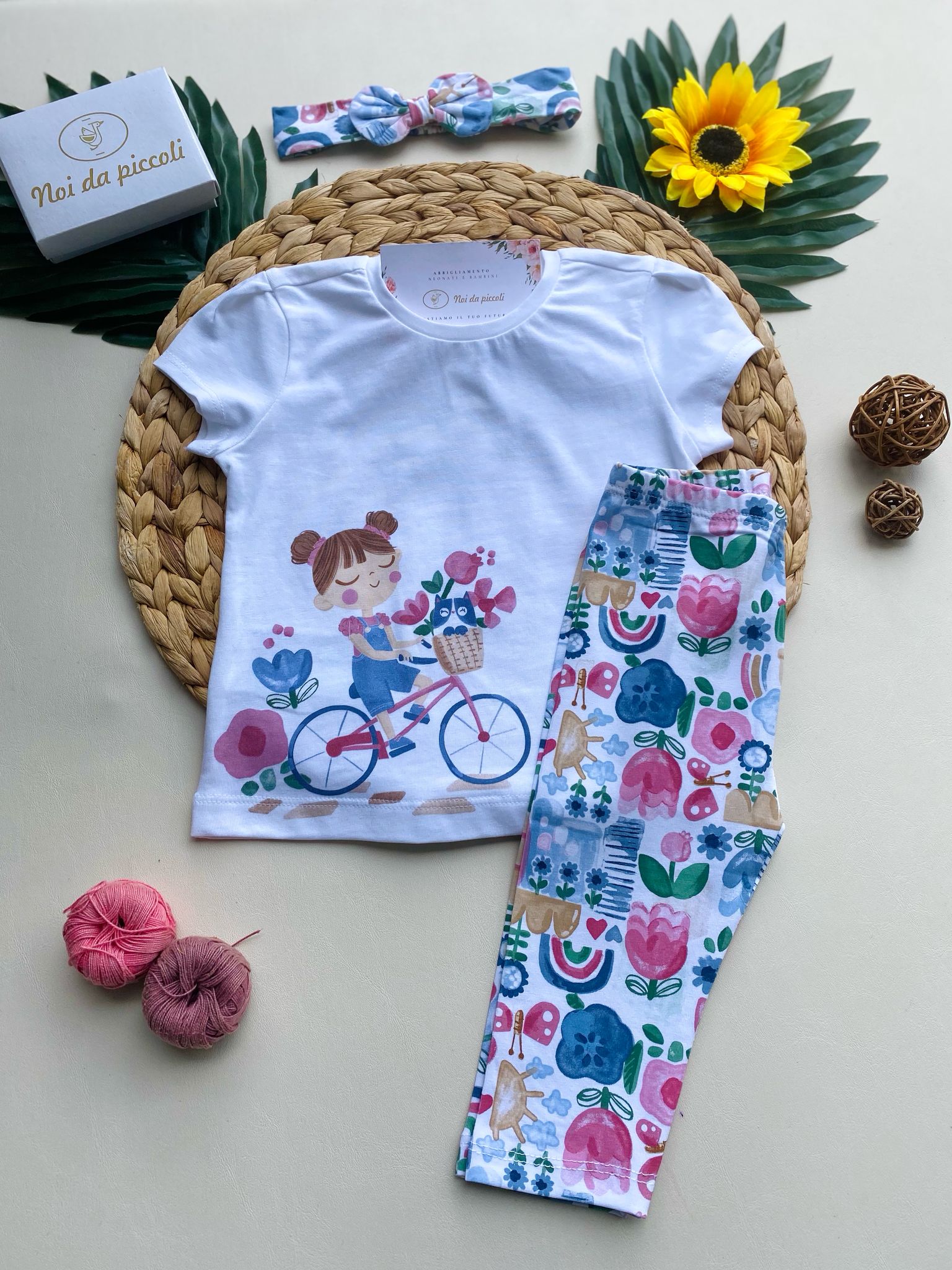 COMPLETO 3 PZ CON PANTALEGGINS COLORATO,MAGLIETTINA BIANCA E FASCIA PER CAPELLI - Noi da piccoli