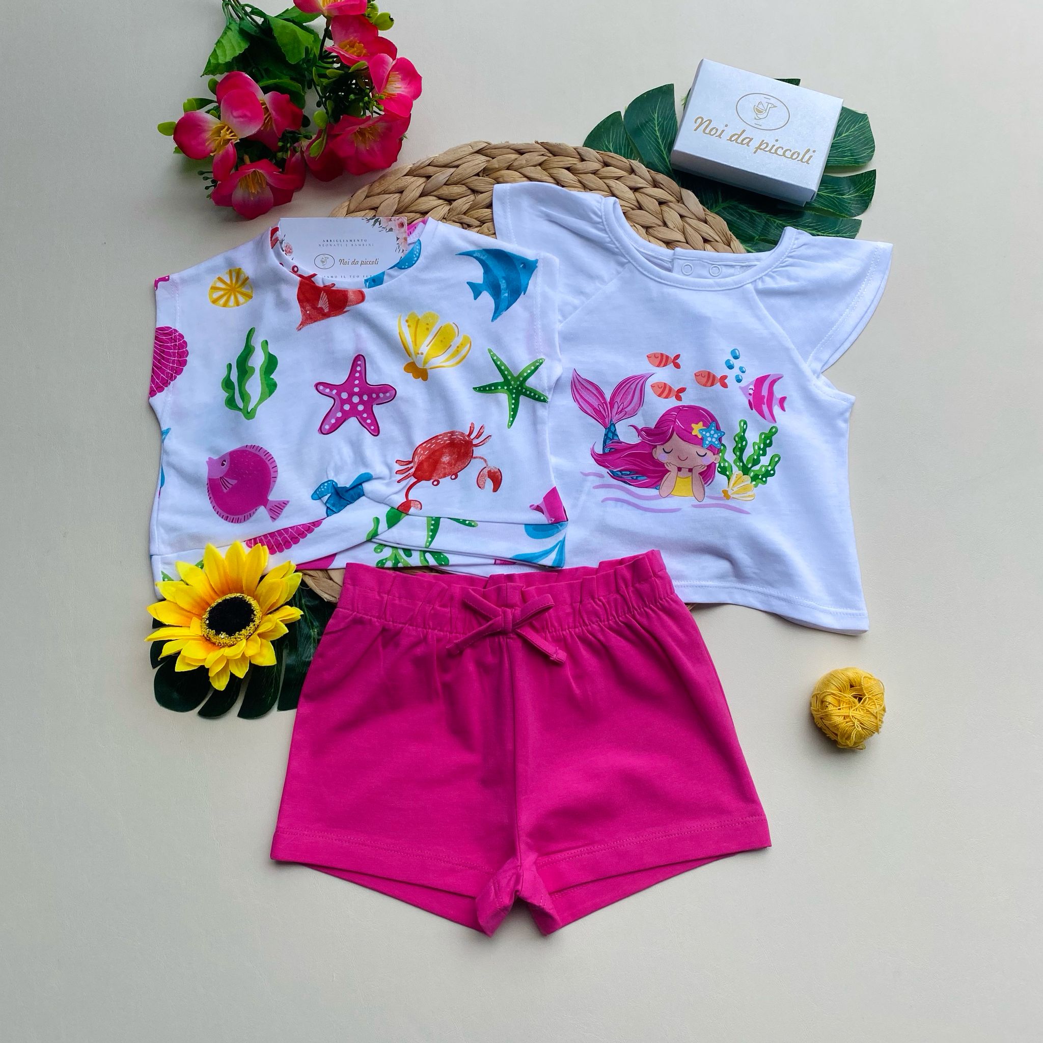 COMPLETO 3 PZ CON PANTALONCINO FUCSIA E 2 MAGLIETTINE BIANCHE CON DISEGNINI - Noi da piccoli