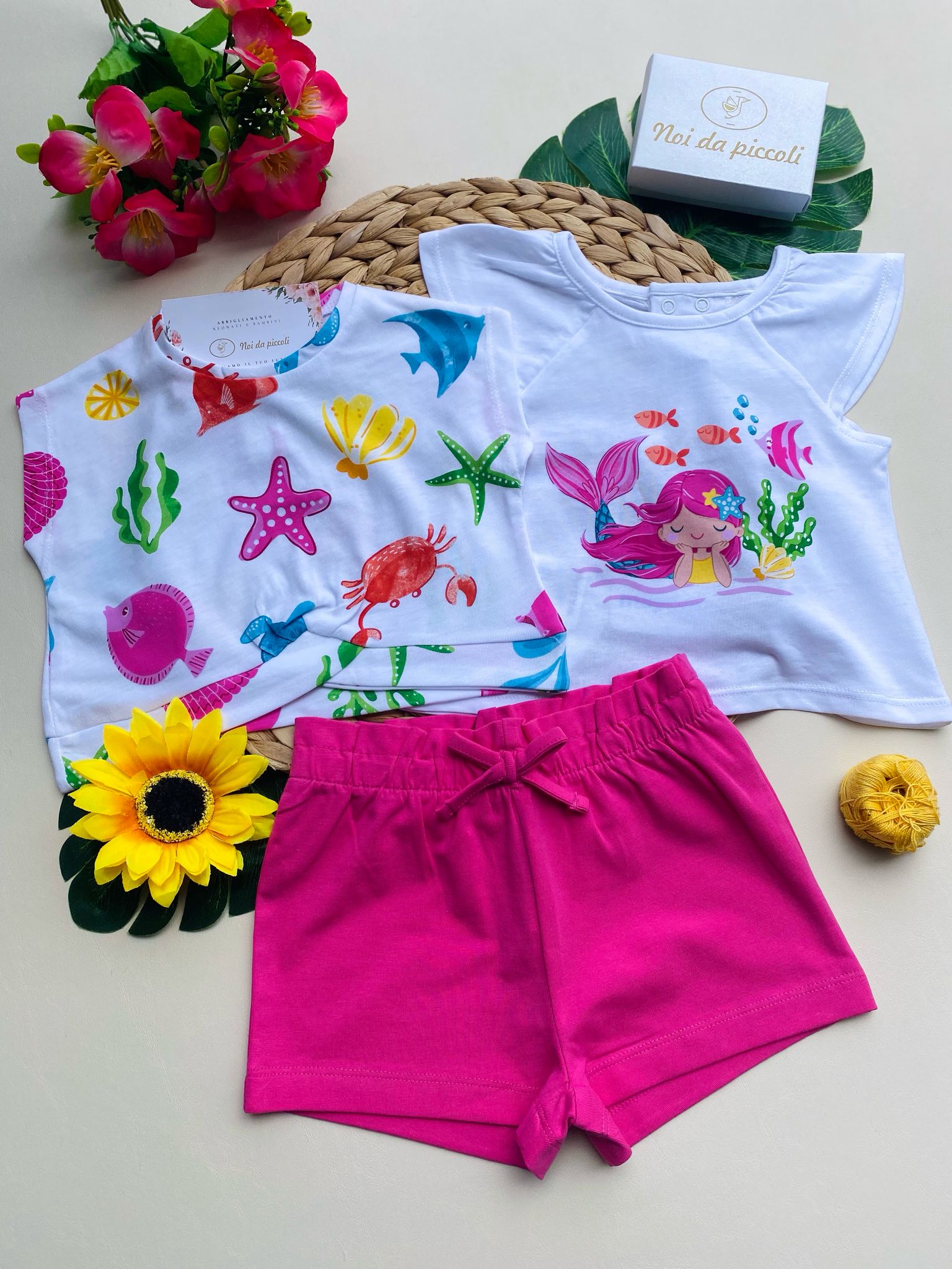 COMPLETO 3 PZ CON PANTALONCINO FUCSIA E 2 MAGLIETTINE BIANCHE CON DISEGNINI - Noi da piccoli