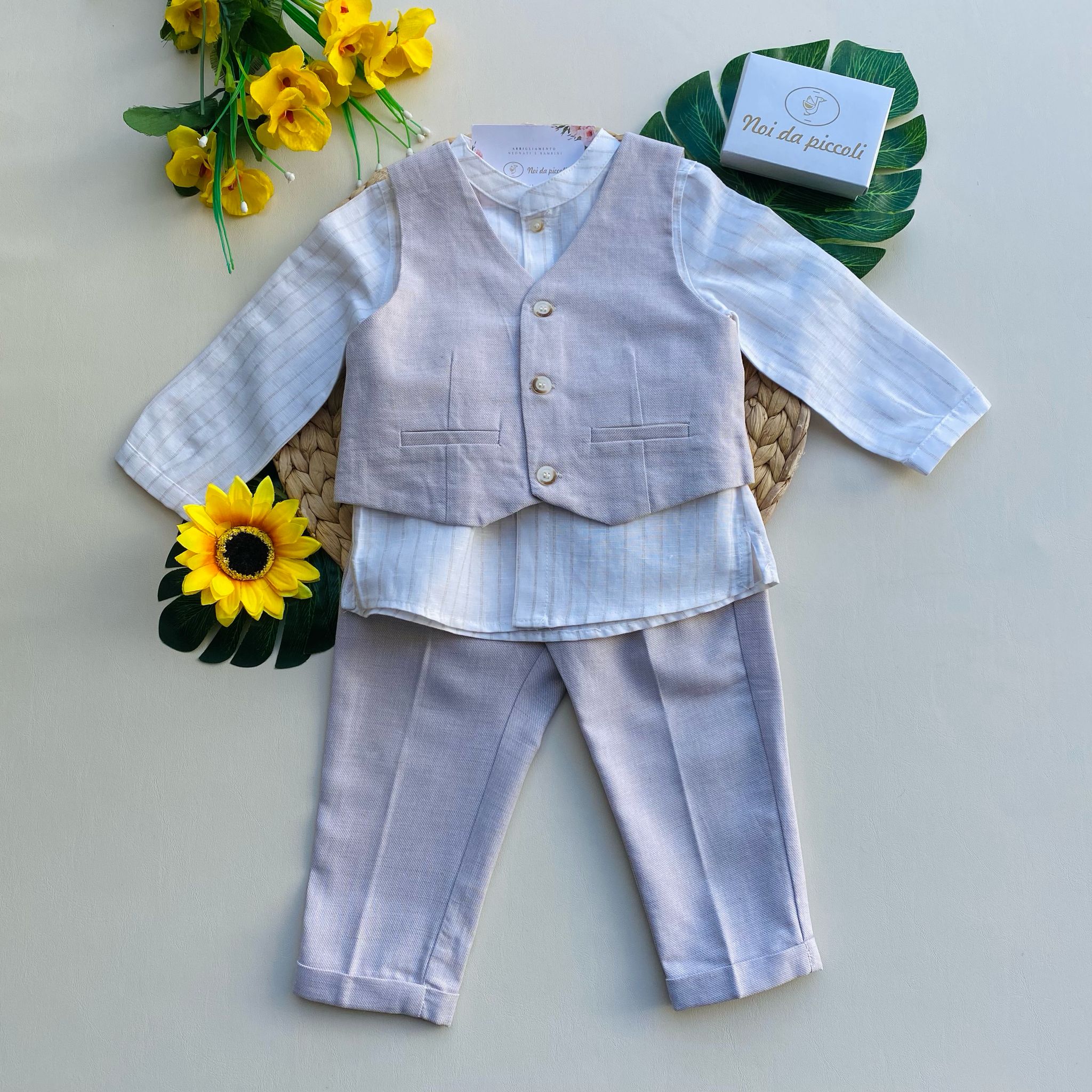 completo 3 pz con pantalone beige,camicia a righe bianco e beige e gilet beige - Noi da piccoli