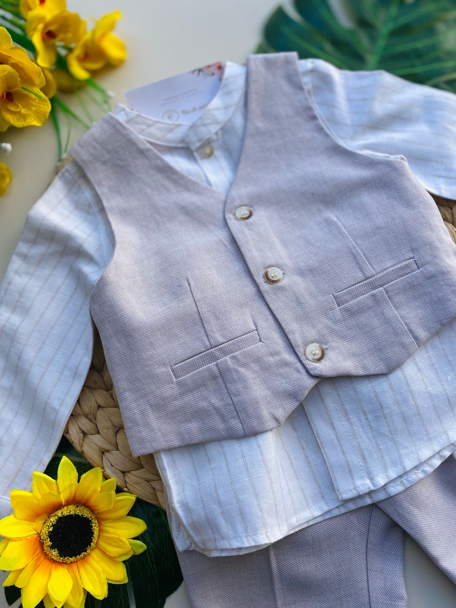 completo 3 pz con pantalone beige,camicia a righe bianco e beige e gilet beige - Noi da piccoli