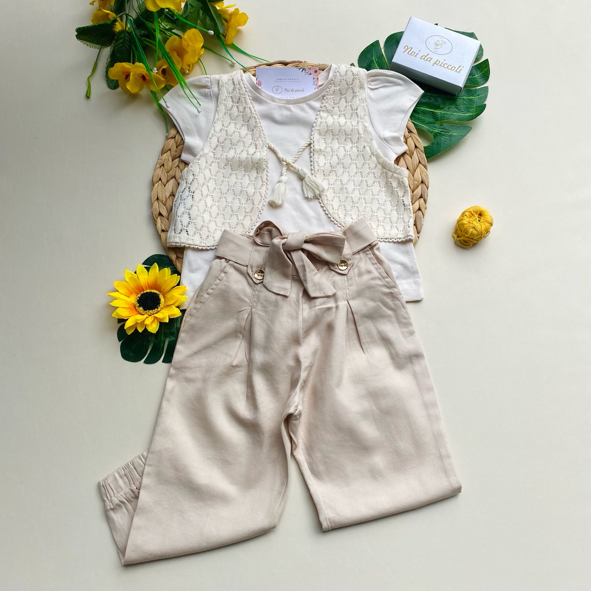 COMPLETO 3 PZ CON PANTALONE BEIGE,T - SHIRT PANNA E MAGLIETTINA APERTA CON RICAMINI - Noi da piccoli