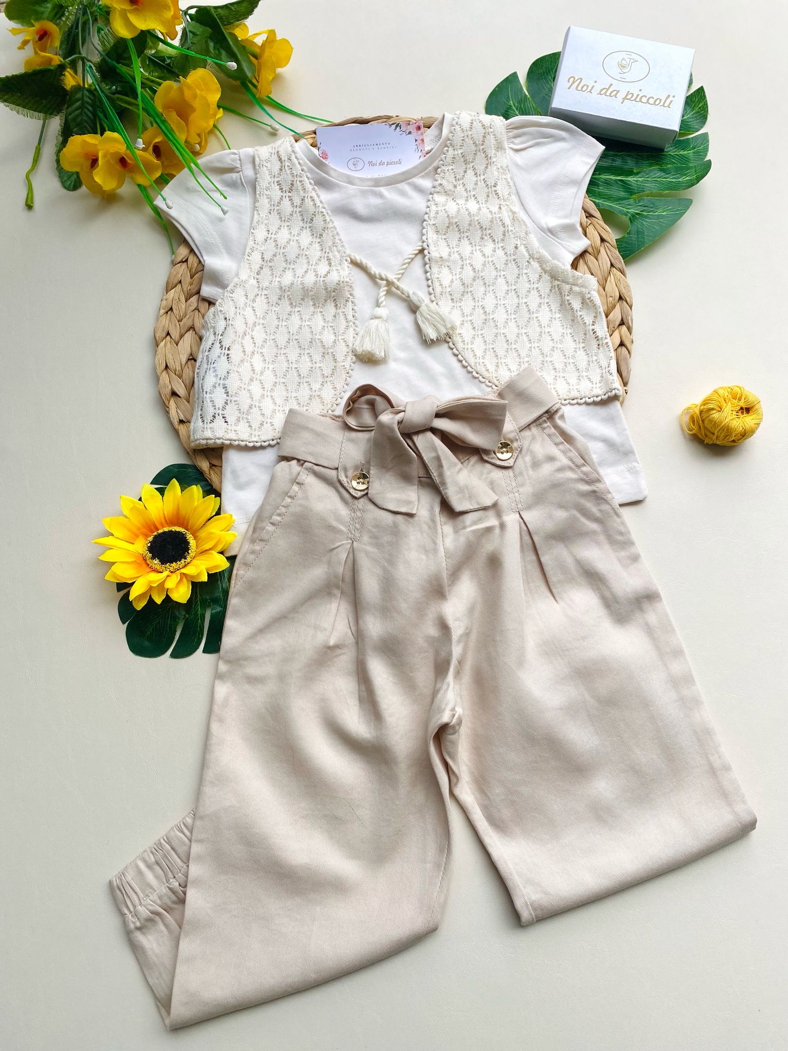 COMPLETO 3 PZ CON PANTALONE BEIGE,T - SHIRT PANNA E MAGLIETTINA APERTA CON RICAMINI - Noi da piccoli