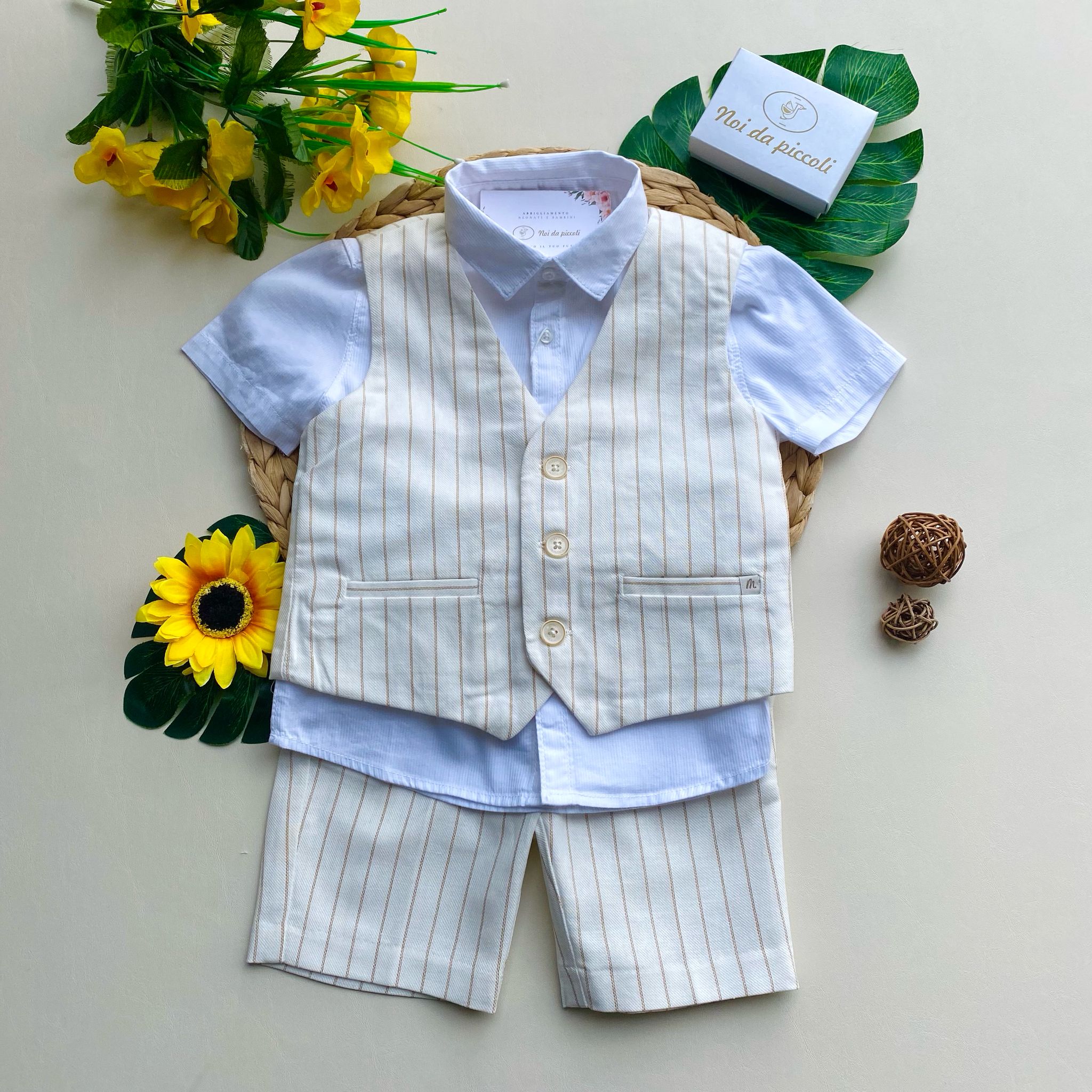COMPLETO 3 PZ CON PANTALONE BIANCO A RIGHE,CAMICIA BIANCA E GILET A RIGHE - Noi da piccoli