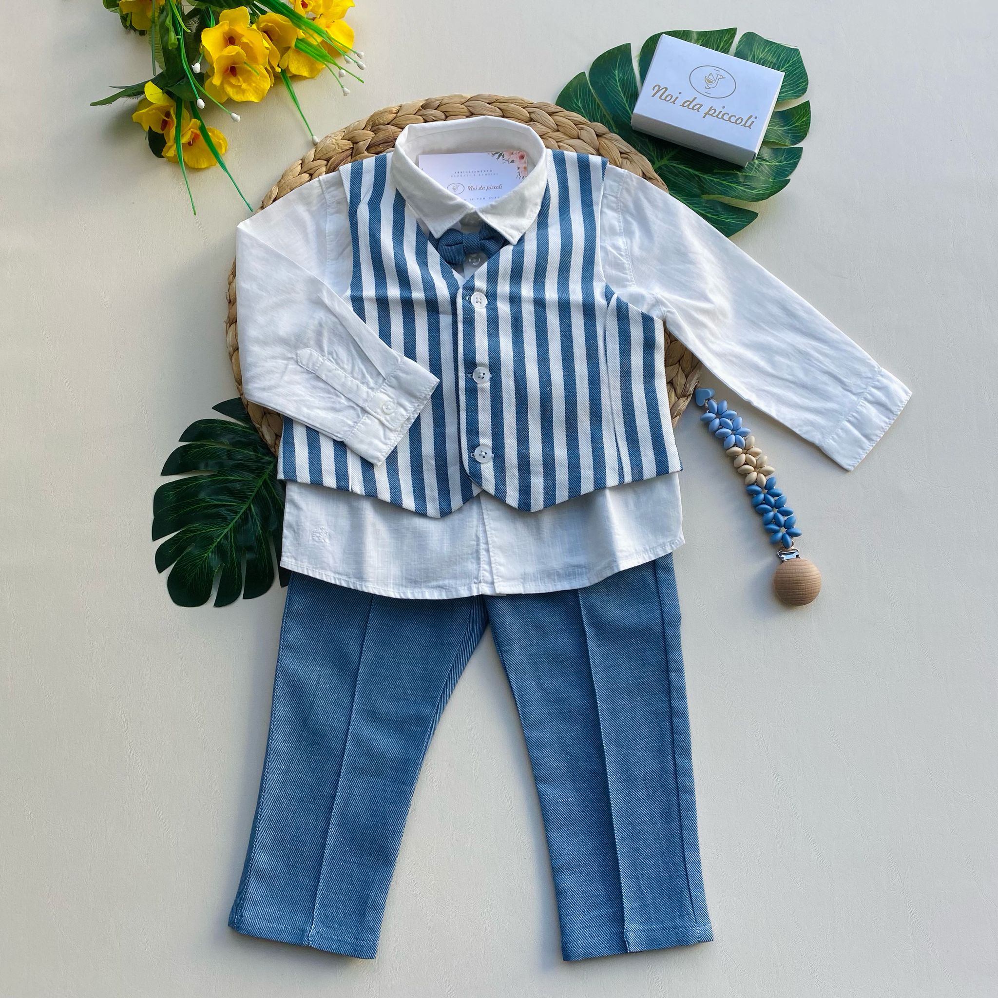 completo 3 pz con pantalone blu,camicia bianca e gilet a righe bianco e blu - Noi da piccoli