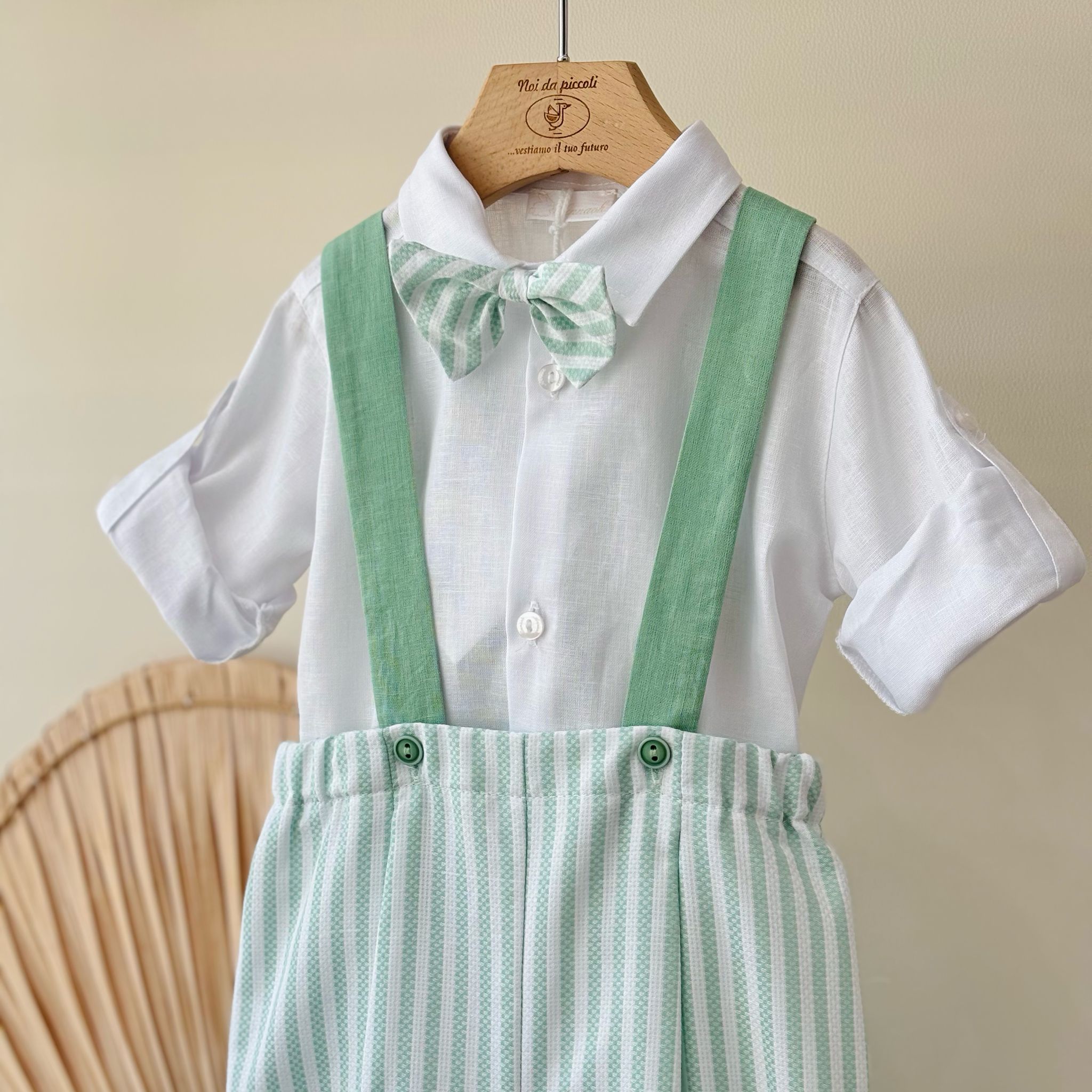 completo 3 pz con salopette rigata bianco e verde,camicia bianca e papillon - Noi da piccoli
