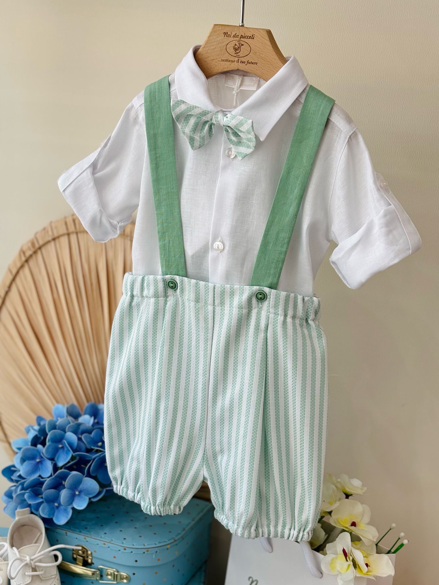 completo 3 pz con salopette rigata bianco e verde,camicia bianca e papillon - Noi da piccoli