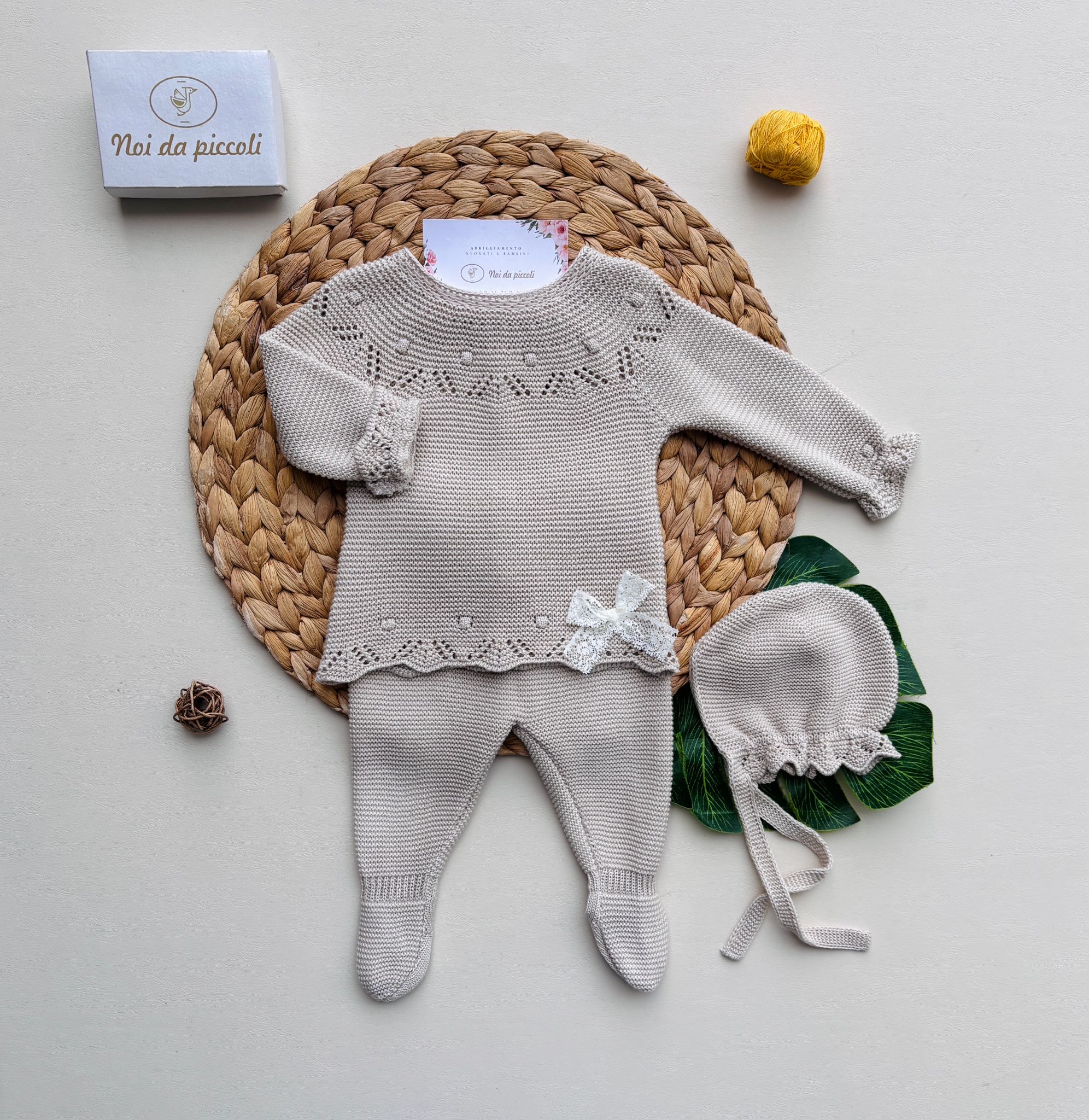 COMPLETO 3 PZ IN COTONE E ACRILICO CON FIOCCHETTINO CRUDO CREMA - Noi da piccoli