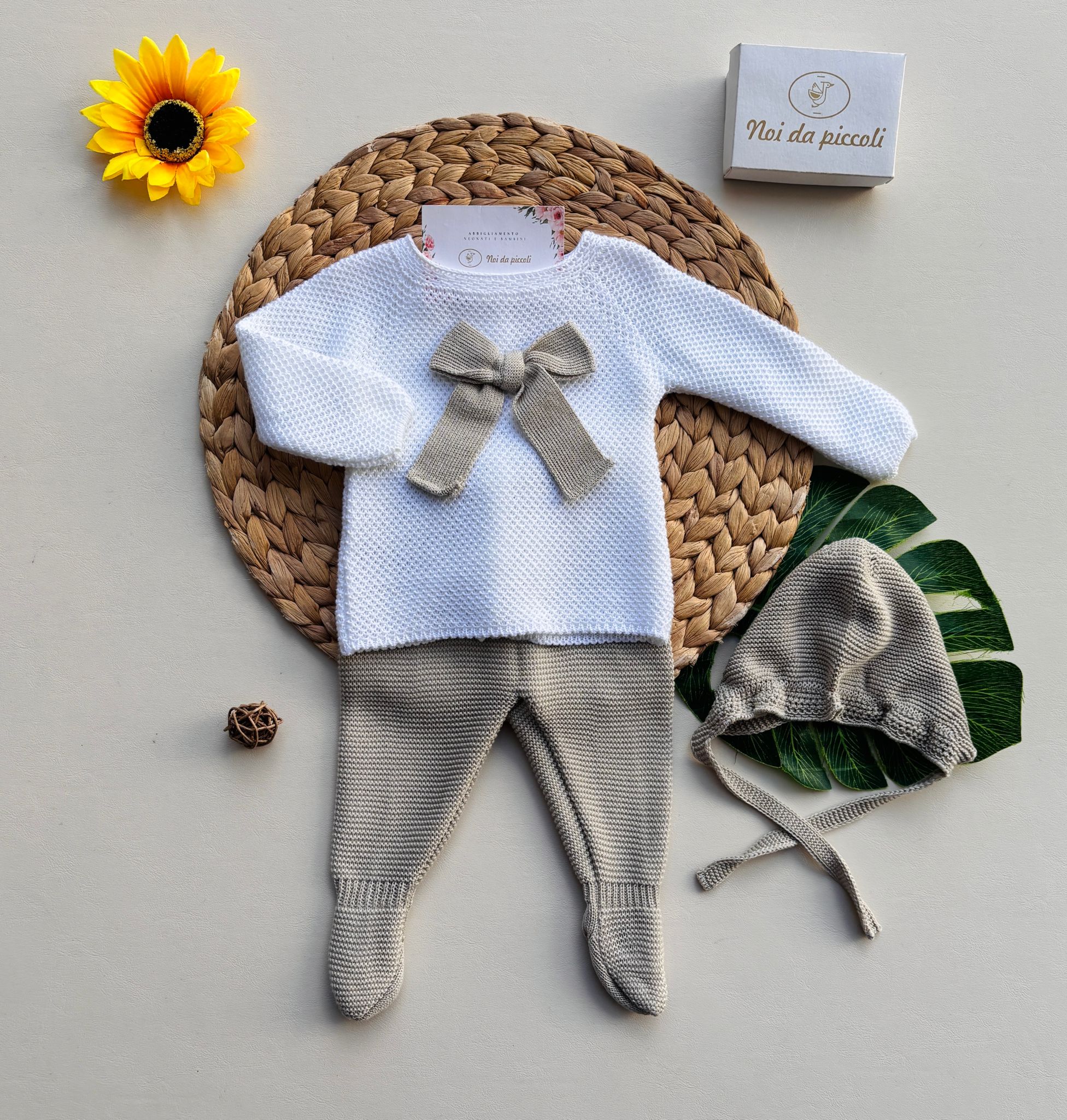 COMPLETO 3 PZ IN COTONE E ACRILICO CON FIOCCO CENTRALE BIANCO BEIGE - Noi da piccoli