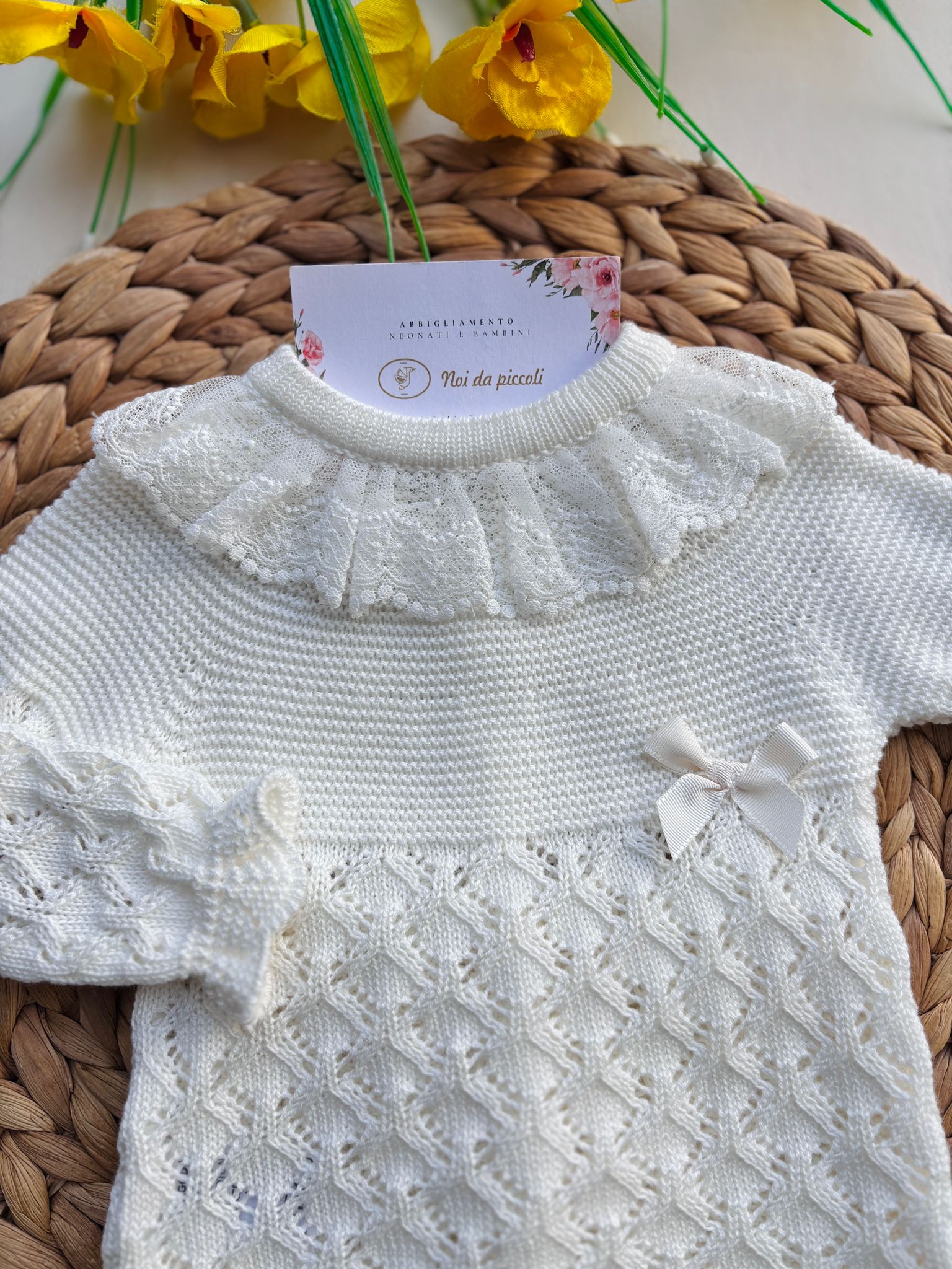 COMPLETO 3 PZ IN COTONE E ACRILICO CON RICAMI E FIOCCHETTO LATERALE CRUDO - Noi da piccoli