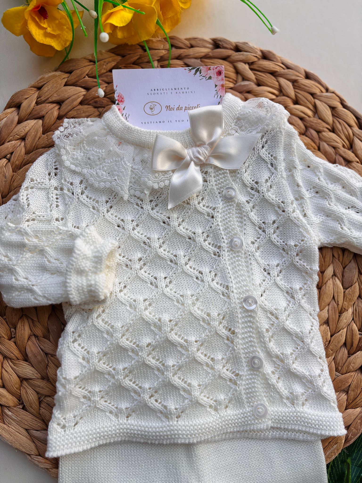 COMPLETO 3 PZ IN COTONE E ACRILICO CON RICAMI E FIOCCHETTO SUL COLLETTO CRUDO - Noi da piccoli