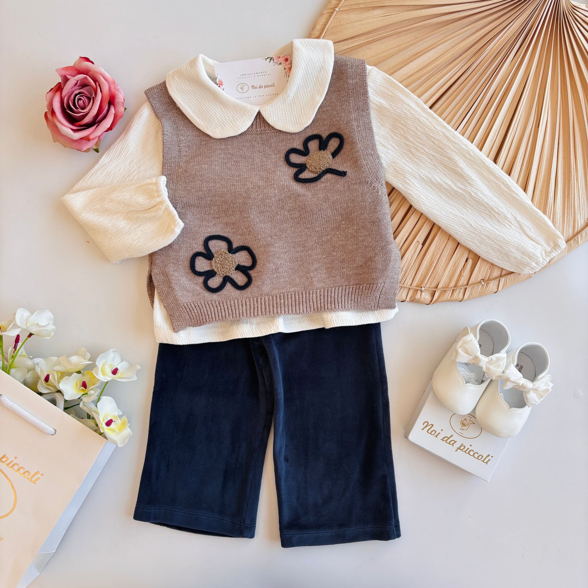 COMPLETO 3 PZ IN FILATO CALDO E CALDO COTONE CON FIORELLINI MARINO - Noi da piccoli