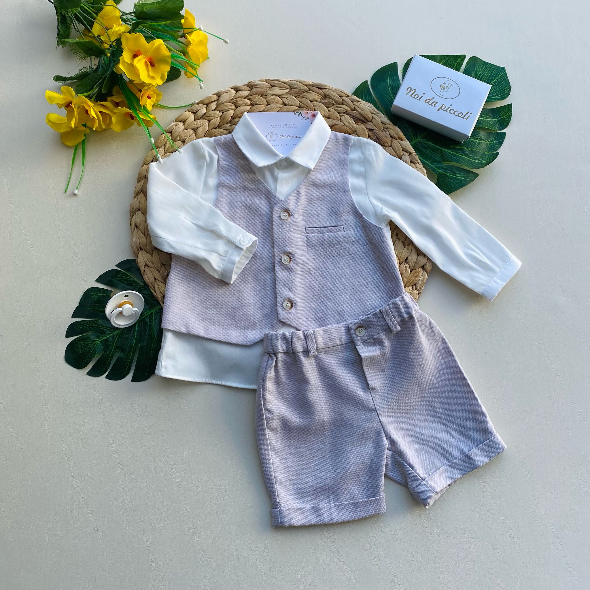 completo 3 pz pantaloncino e panciotto beige e camicia bianca - Noi da piccoli