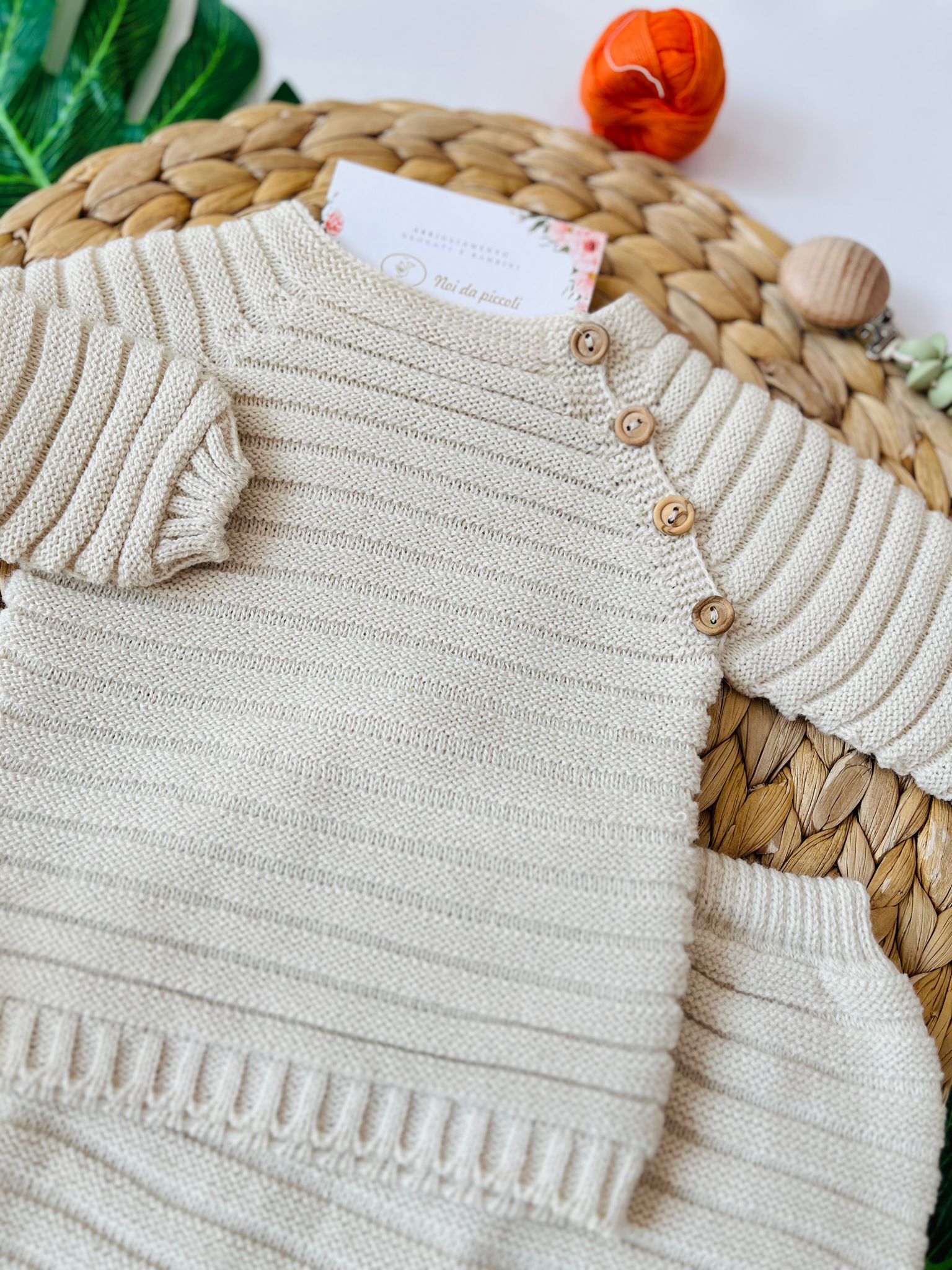 COMPLETO 3PZ CON BABBUCCE FILATO CALDO CREMA BOTTONCINI - Noi da piccoli