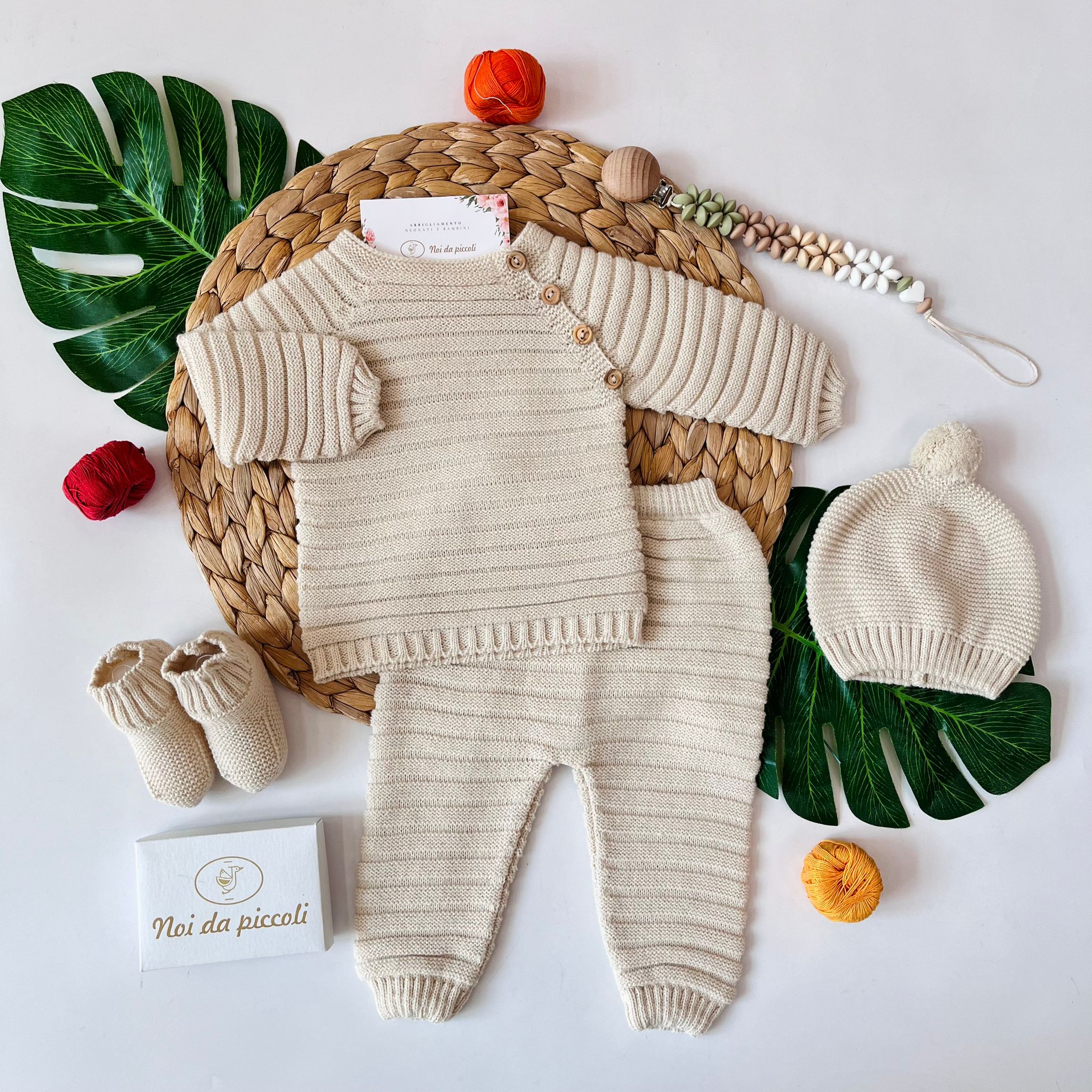 COMPLETO 3PZ CON BABBUCCE FILATO CALDO CREMA BOTTONCINI - Noi da piccoli