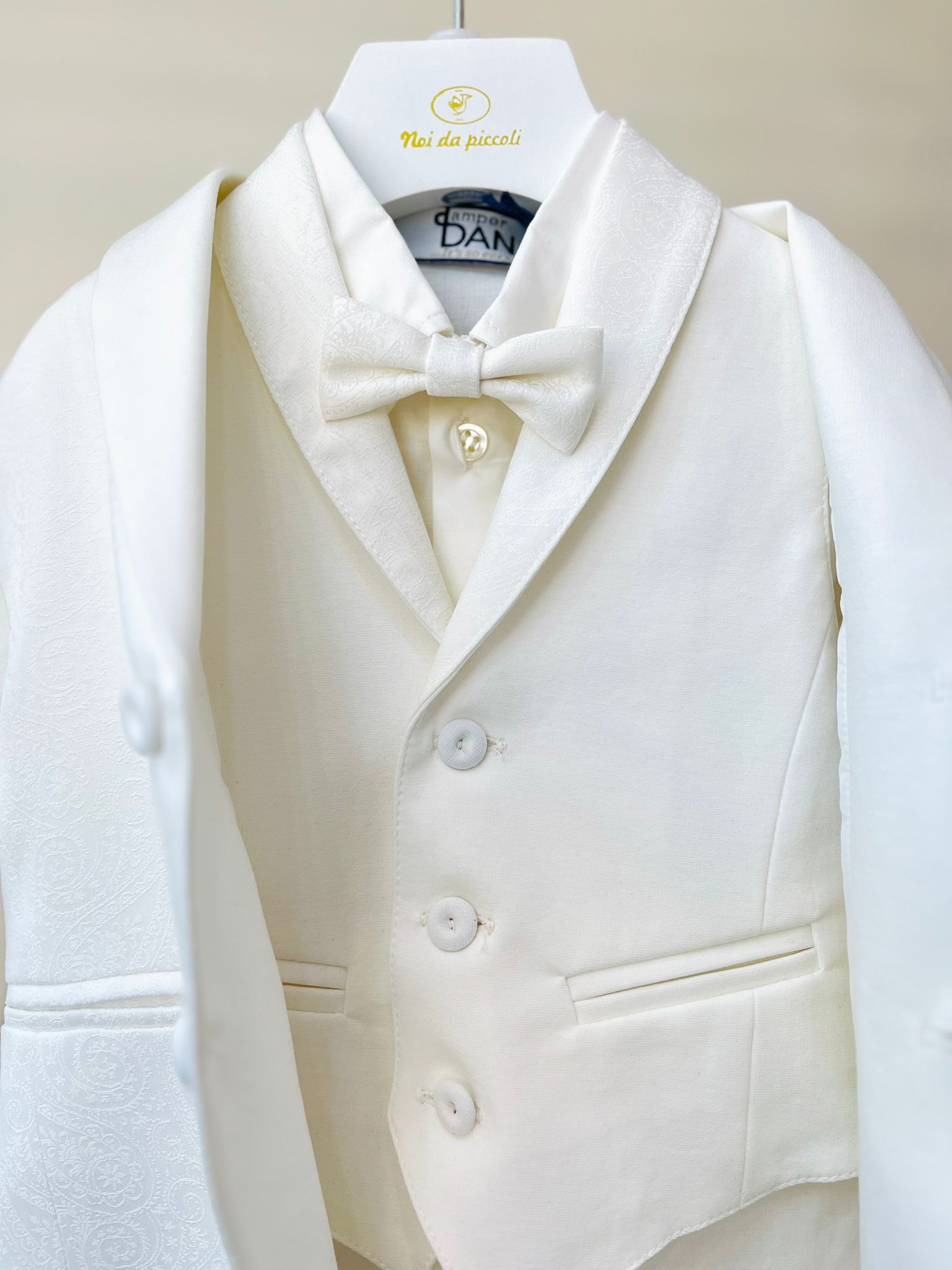 COMPLETO 4 PZ CERIMONIALE CON DELICATI RIFINITURE PANNA - Noi da piccoli