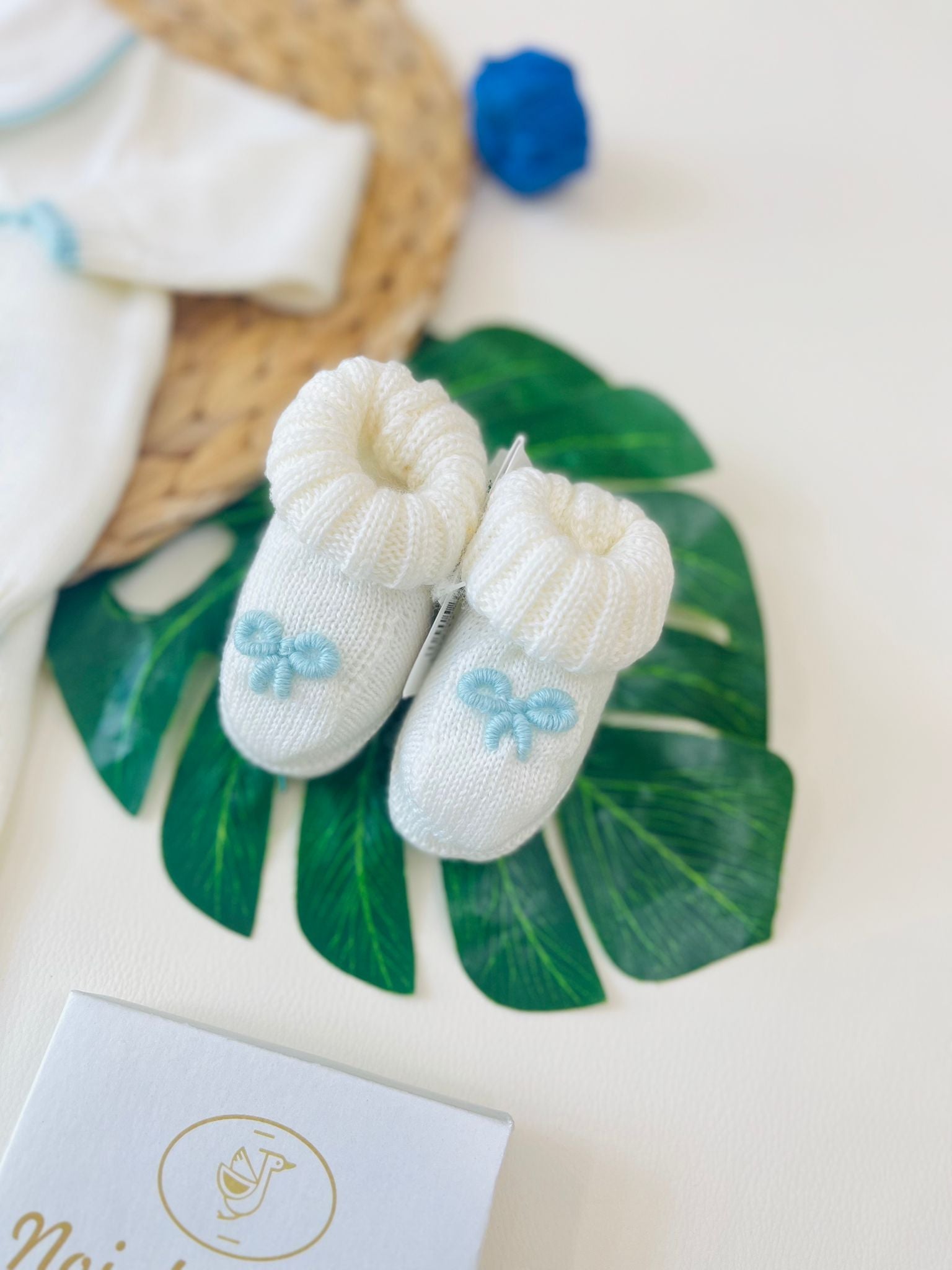 COMPLETO CON BABBUCCE 100% lana merino extrafine CIELO E PANNA - Noi da piccoli