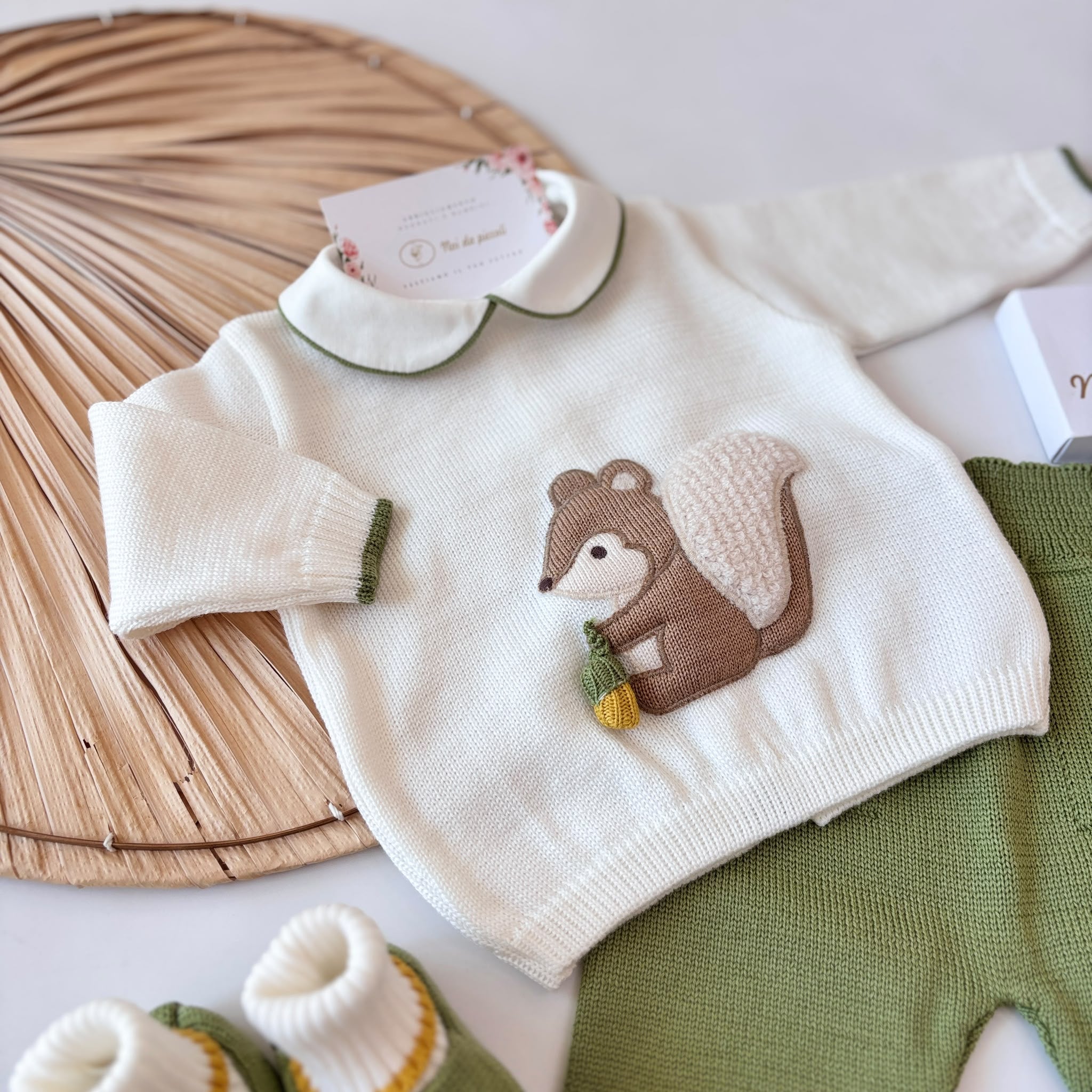 COMPLETO CON BABBUCCE 100% LANA SCOIATTOLO VERDE - Noi da piccoli