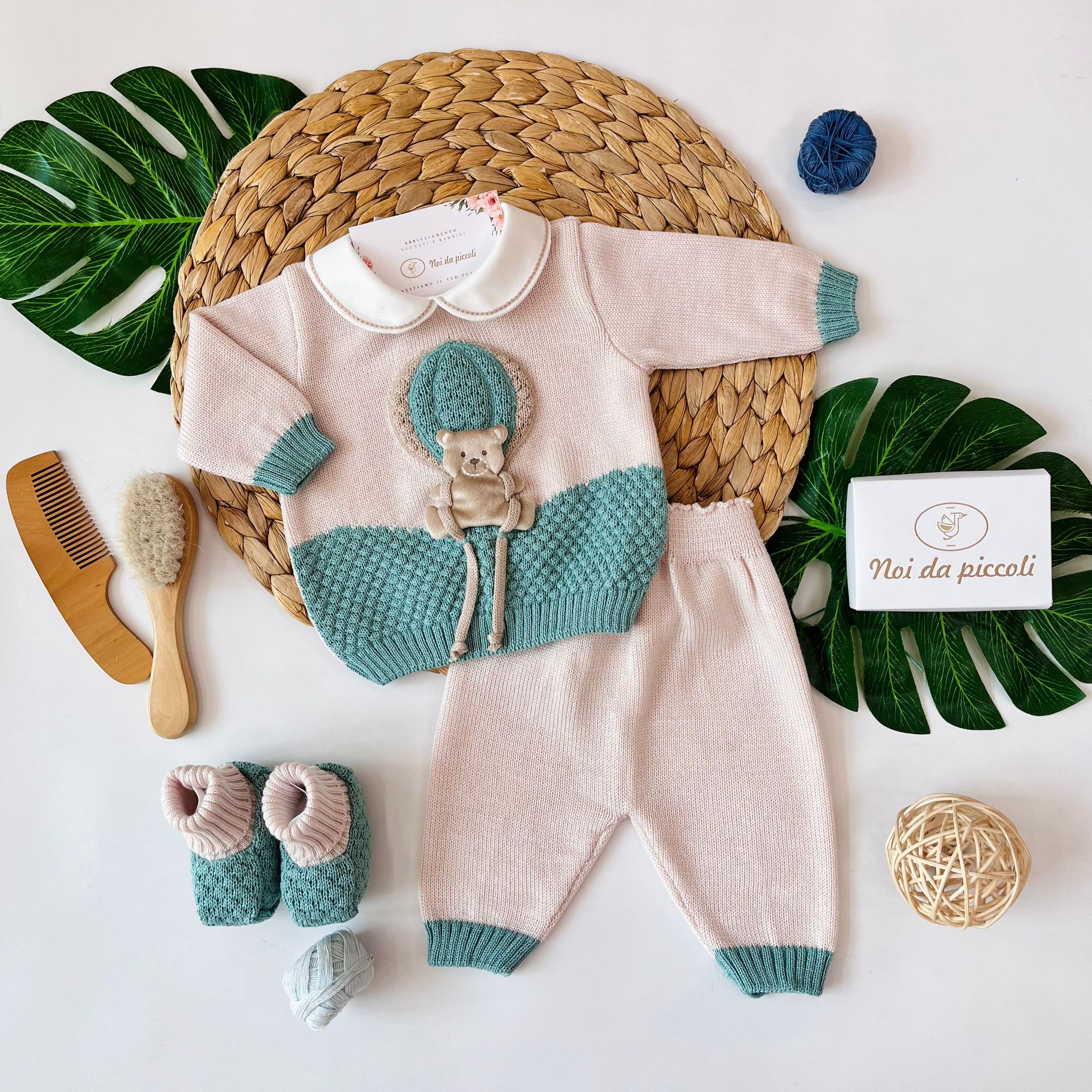 COMPLETO CON BABBUCCE NATURALBIO 100% LANA VERDE SALVIA - Noi da piccoli
