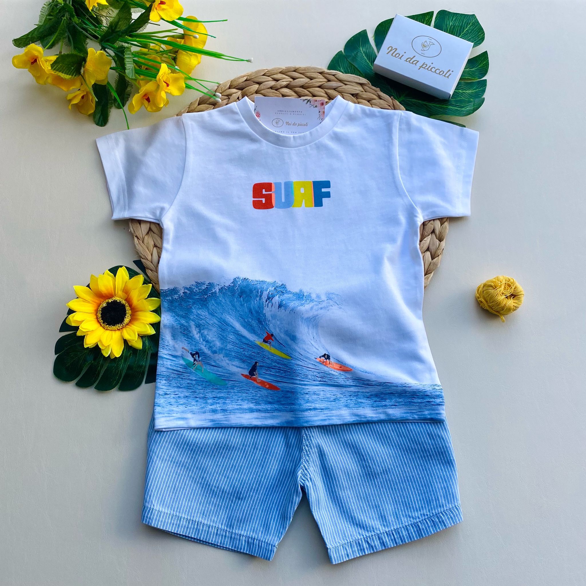 COMPLETO CON PANTALONCINO A RIGHE CIELO E BIANCO E MAGLIETTINA BIANCA A FANTASIA - Noi da piccoli