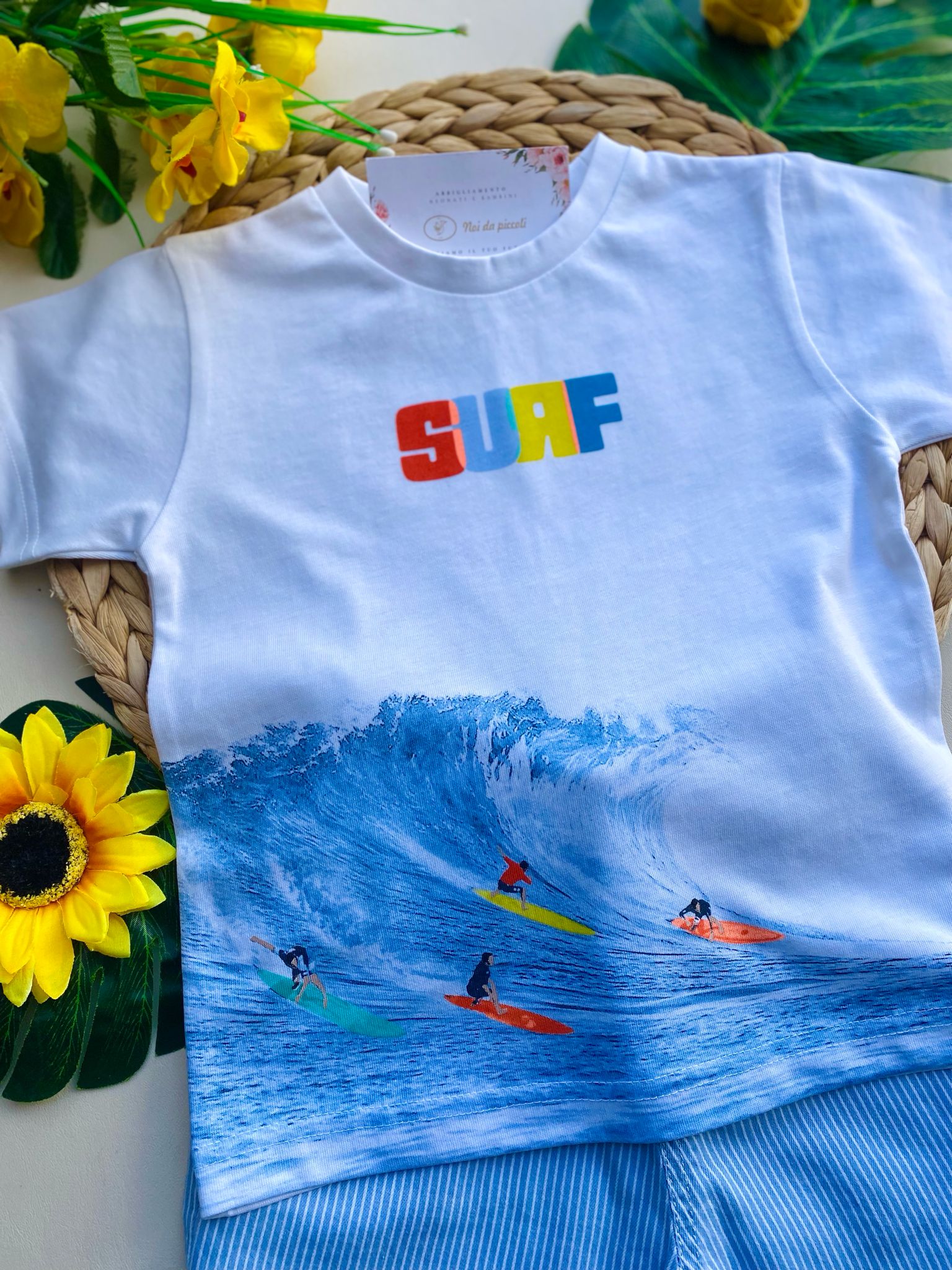 COMPLETO CON PANTALONCINO A RIGHE CIELO E BIANCO E MAGLIETTINA BIANCA A FANTASIA - Noi da piccoli