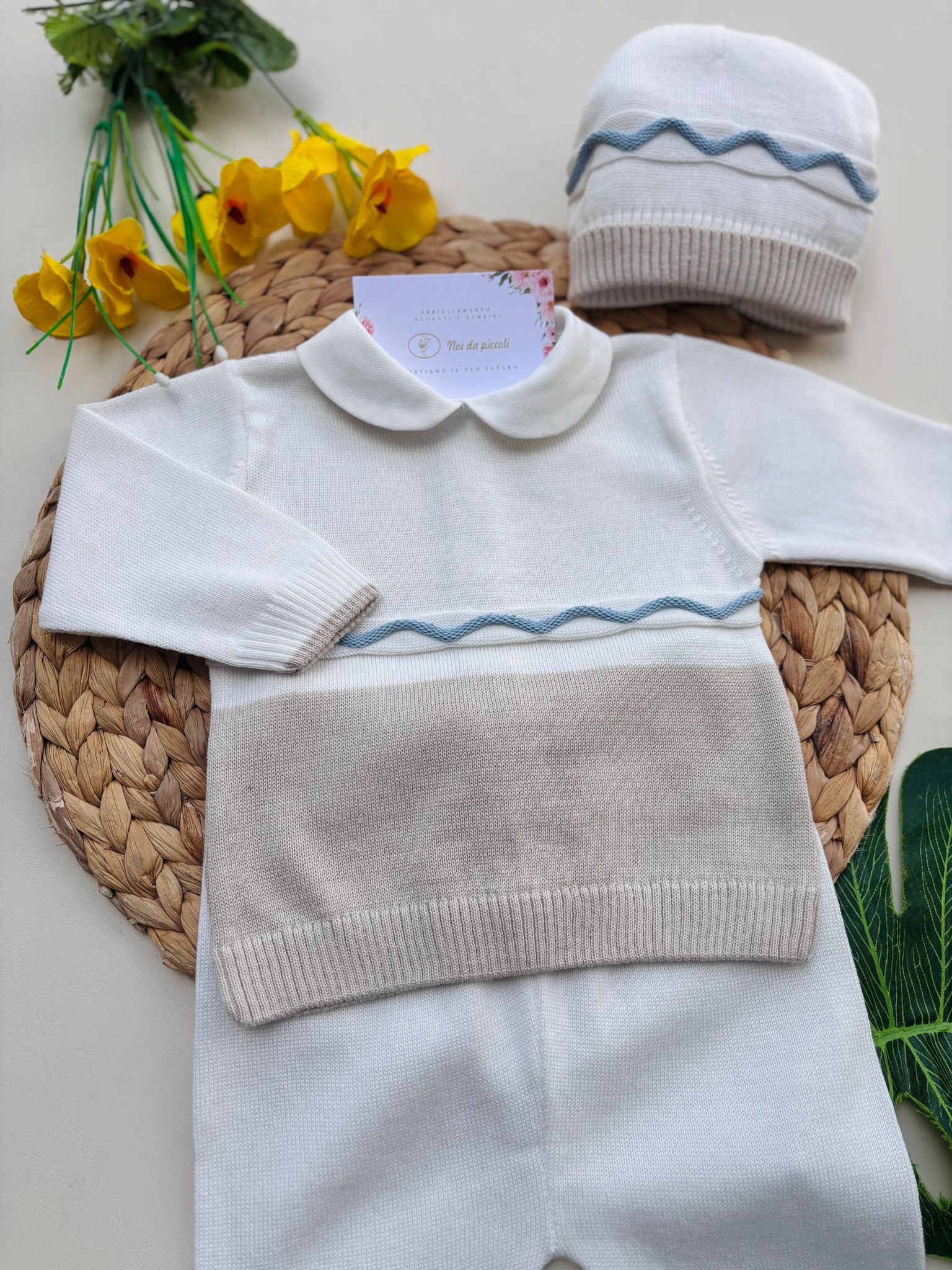 COMPLETO CON PARURE IN FILO BEIGE E BIANCO - Noi da piccoli