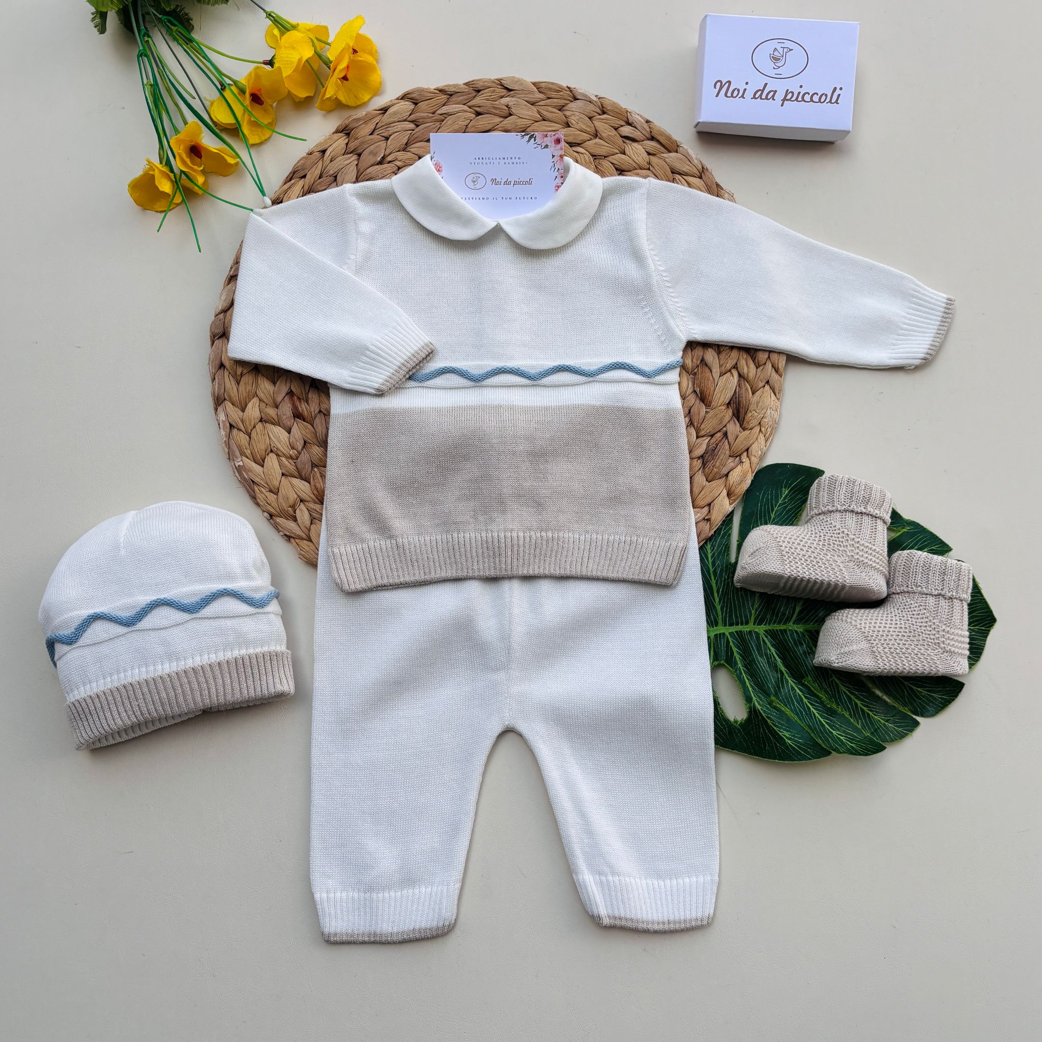 COMPLETO CON PARURE IN FILO BEIGE E BIANCO - Noi da piccoli
