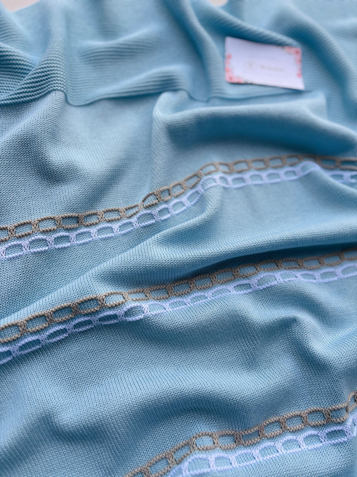 COPERTA IN COTONE CON RICAMI BEIGE E BIANCO CIELO - Noi da piccoli