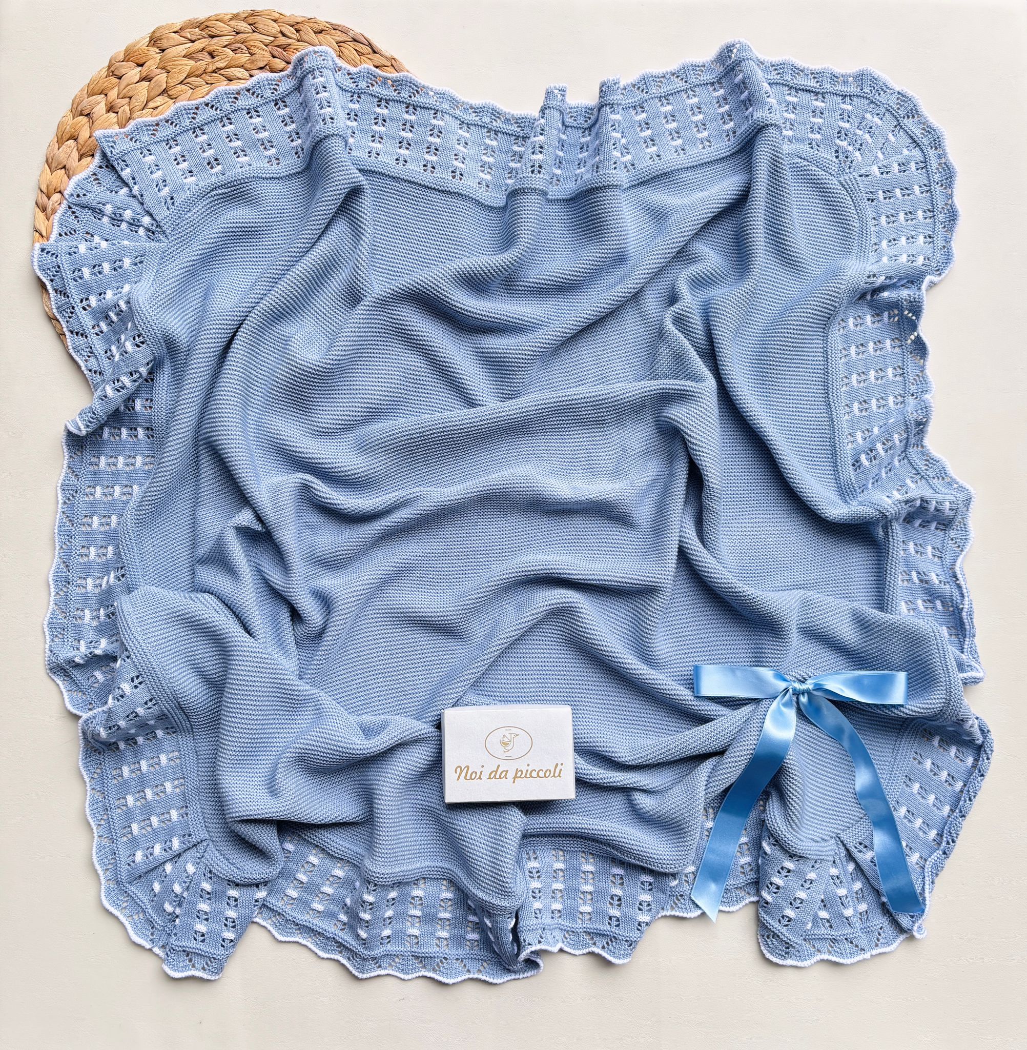 COPERTA IN COTONE CON RICAMI BIANCHI E FIOCCHETTO COBALTO - Noi da piccoli