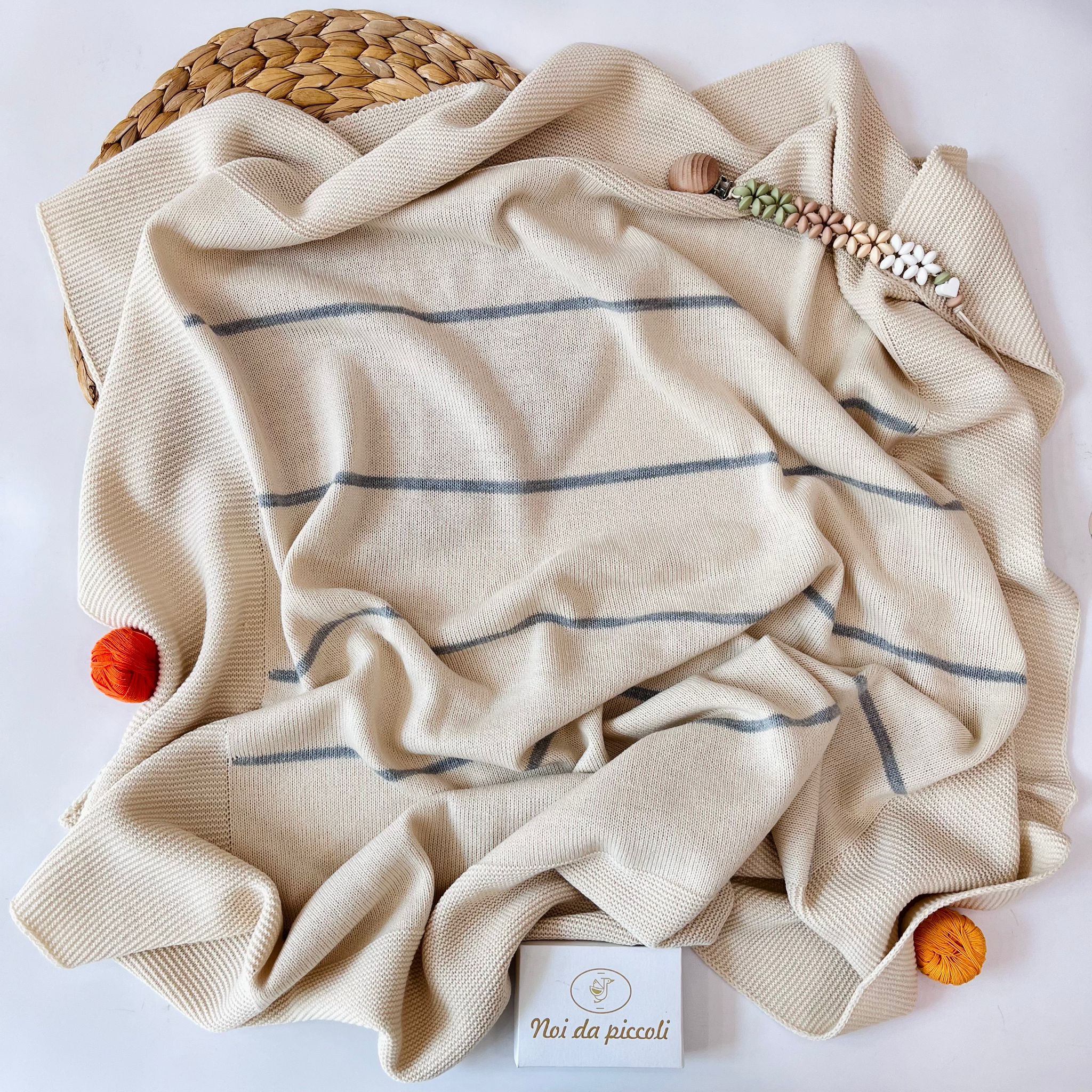 COPERTINA A RIGHE FILATO CALDO BEIGE E GRIGIO - Noi da piccoli