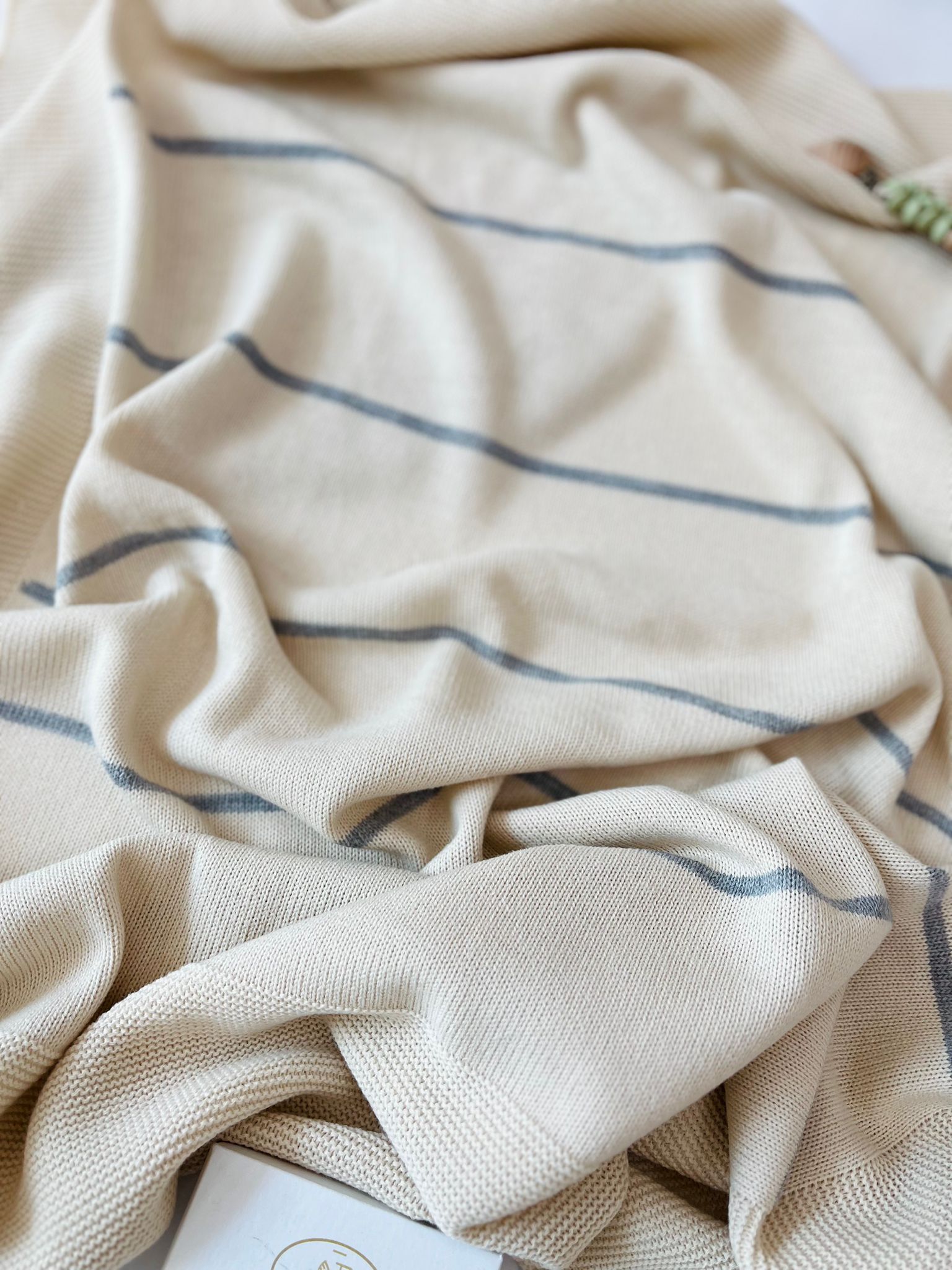 COPERTINA A RIGHE FILATO CALDO BEIGE E GRIGIO - Noi da piccoli