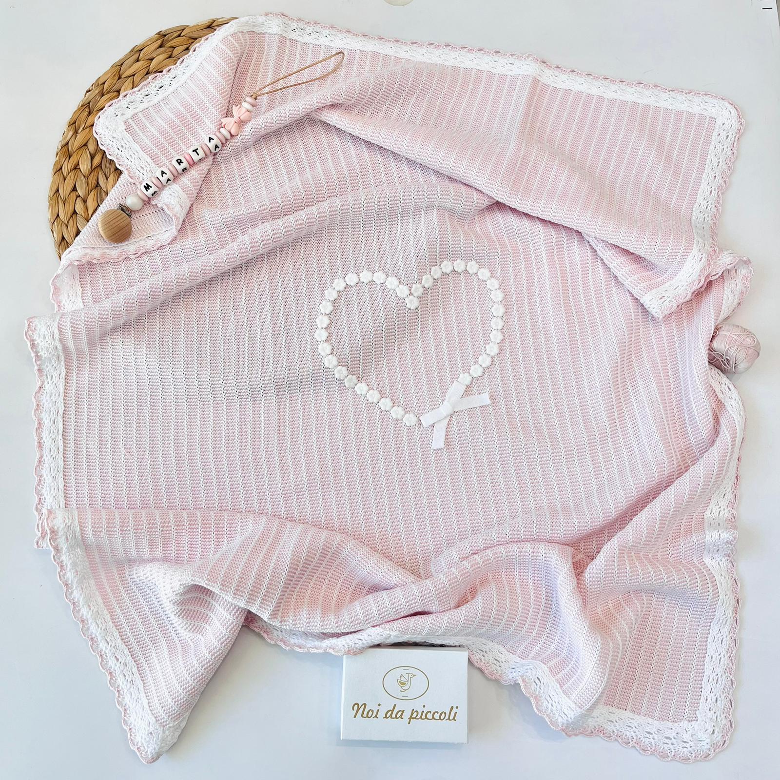 COPERTINA CON CUORE DI ROSELLINE 100% FILO DI COTONE ROSA CIPRIA BIANCO - Noi da piccoli
