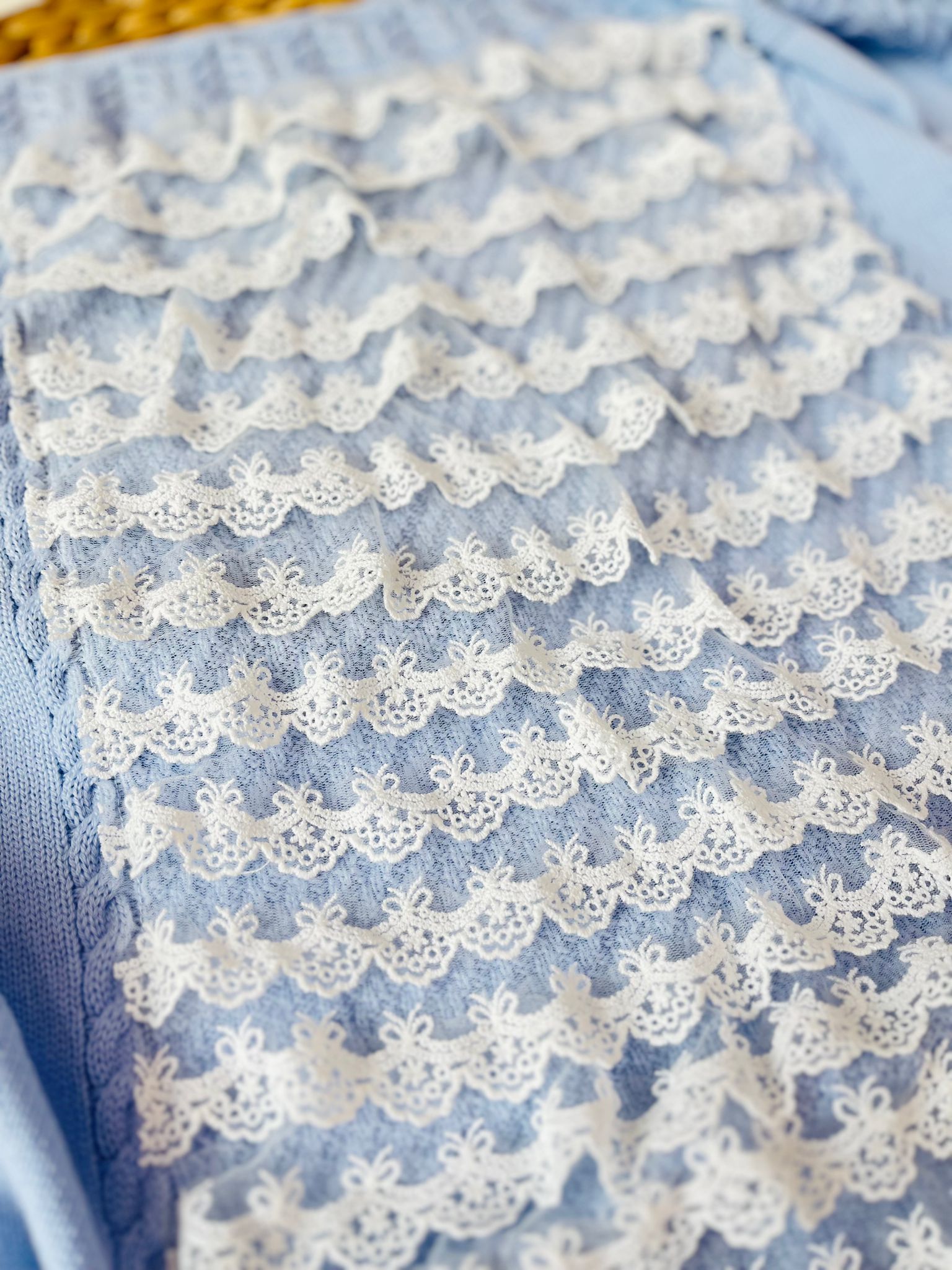 COPERTINA CON DETTAGLI PIZZO 100% lana merino extrafine SUGAR - Noi da piccoli