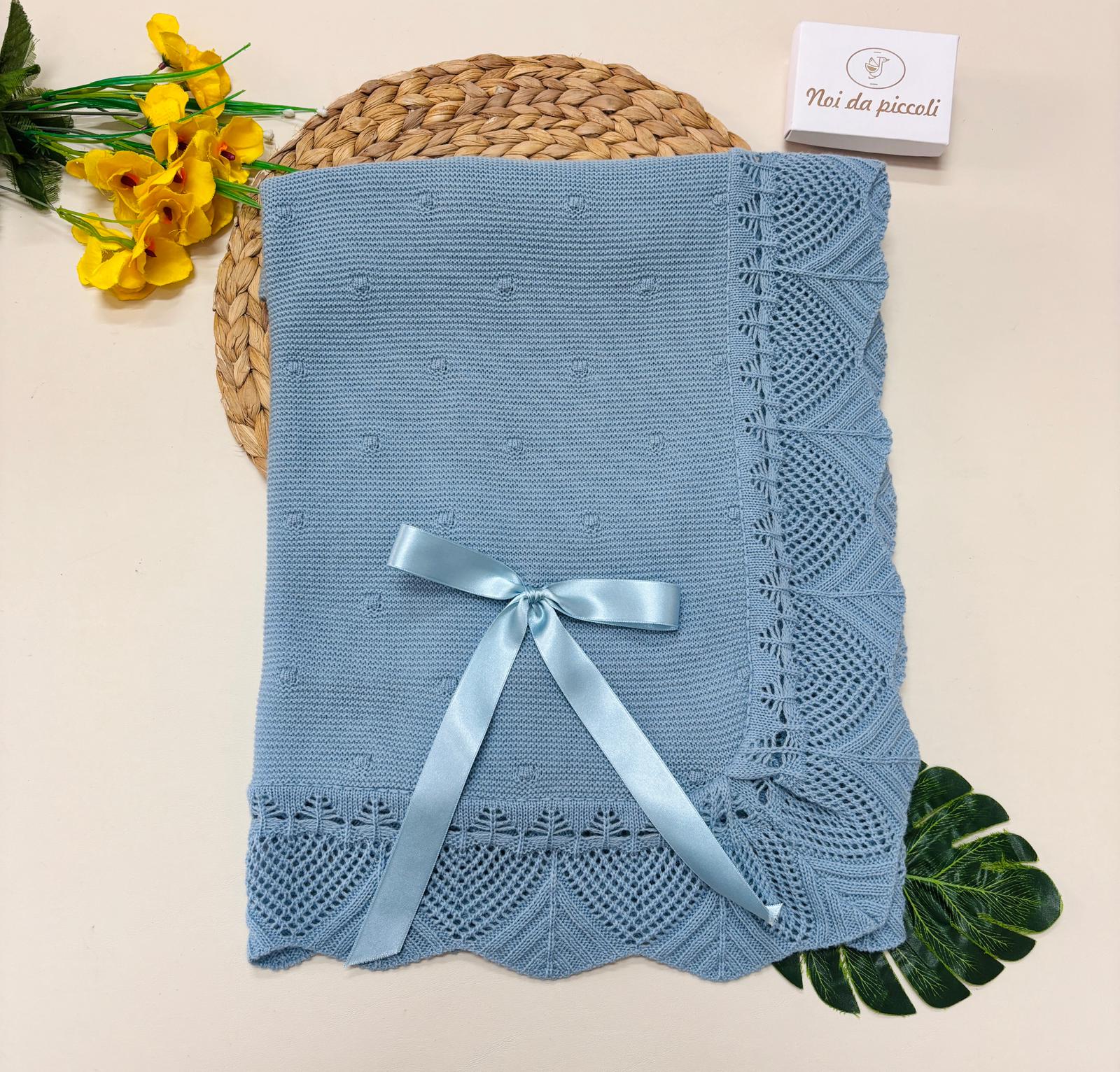 COPERTINA CON FIOCCO FILATO CALDO CELESTE - Noi da piccoli