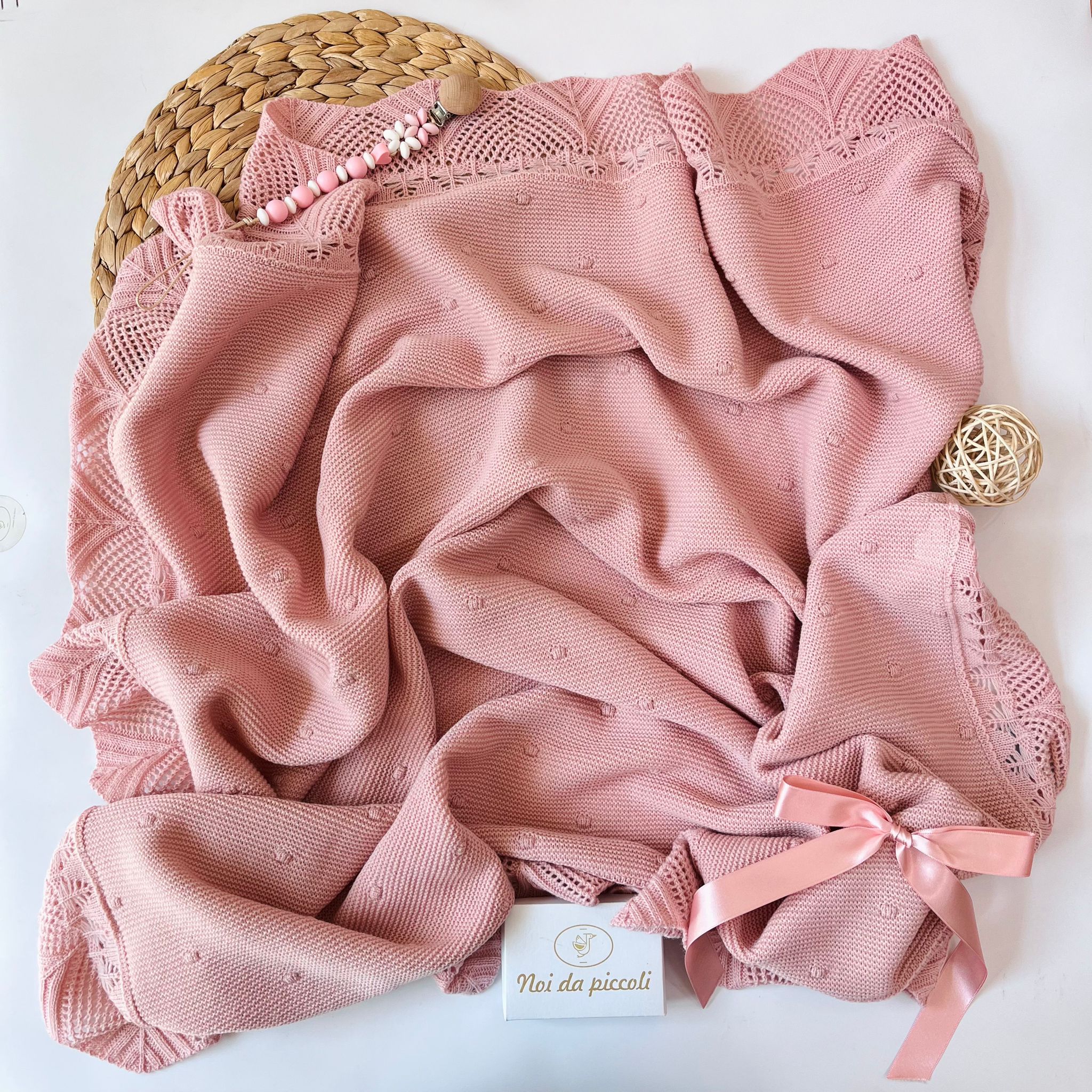 COPERTINA CON FIOCCO FILATO CALDO IN 100% ACRILICO ROSA ANTICO - Noi da piccoli