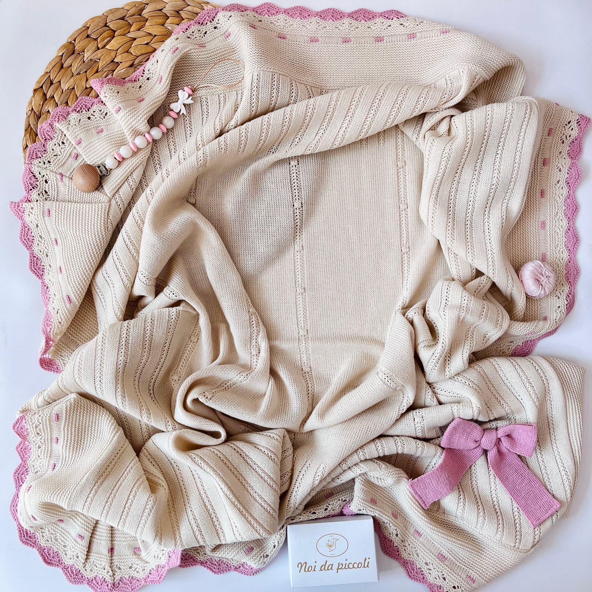 COPERTINA CON FIOCCO FILATO CALDO MALVA E CREMA - Noi da piccoli