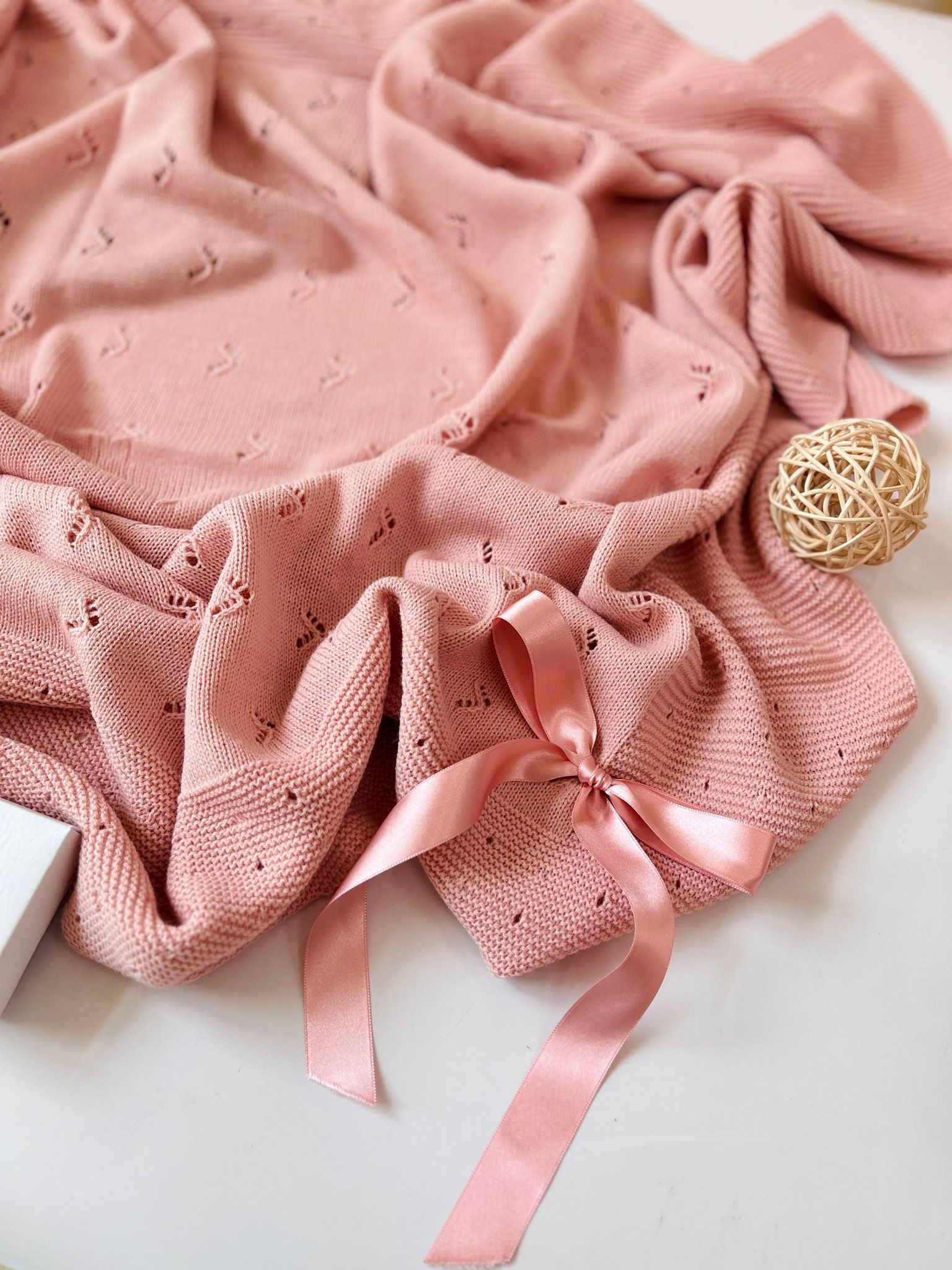 COPERTINA CON FIOCCO FILATO CALDO ROSA EMPOLVADO - Noi da piccoli