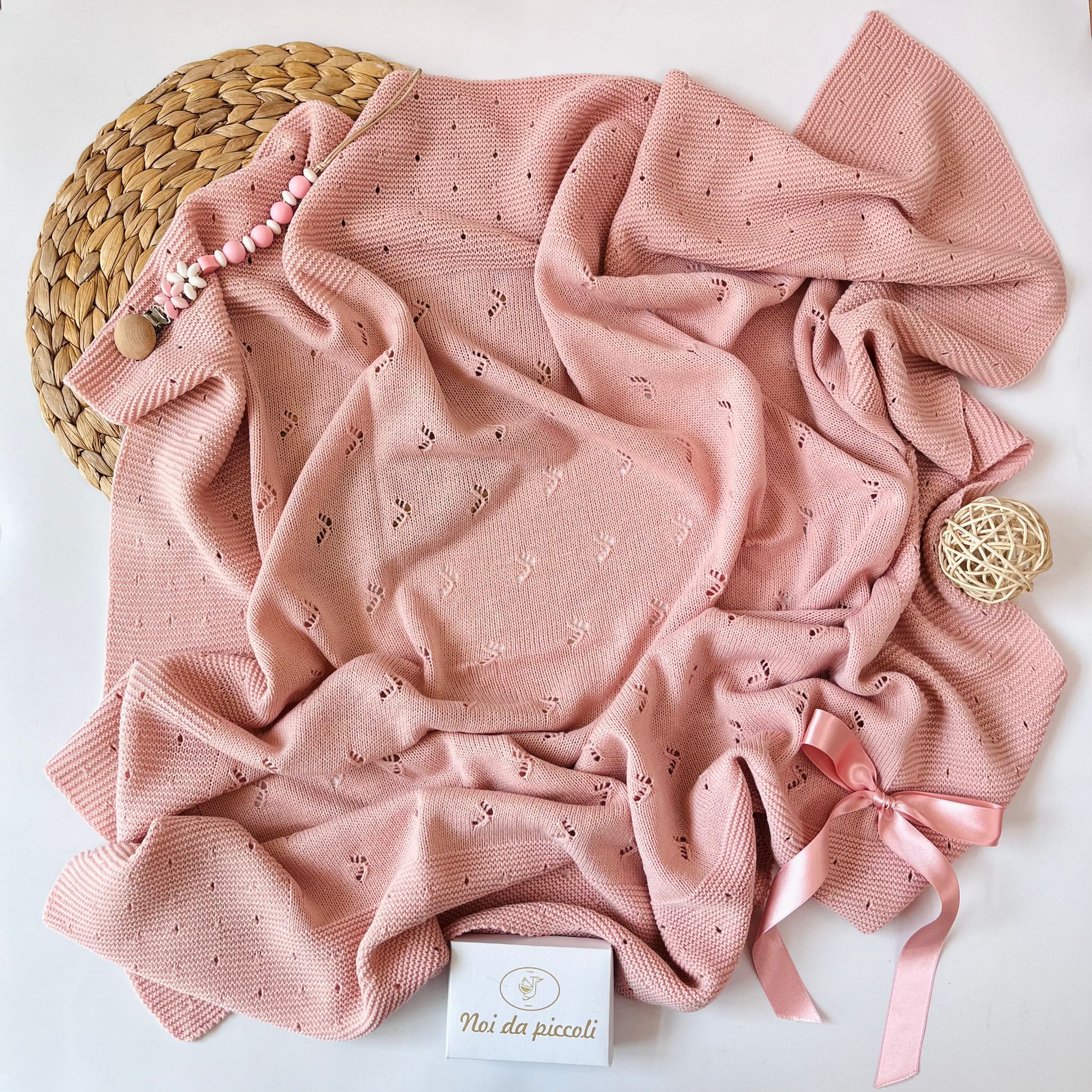 COPERTINA CON FIOCCO FILATO CALDO ROSA EMPOLVADO - Noi da piccoli