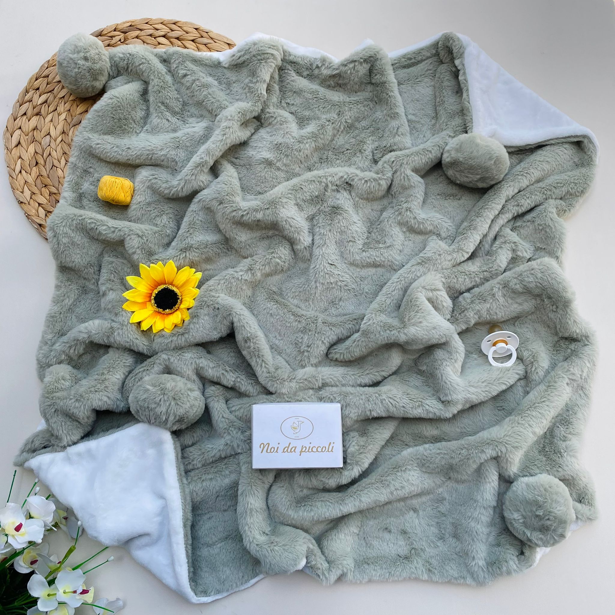 COPERTINA CON POM - POM CINIGLIA SALVIA - Noi da piccoli